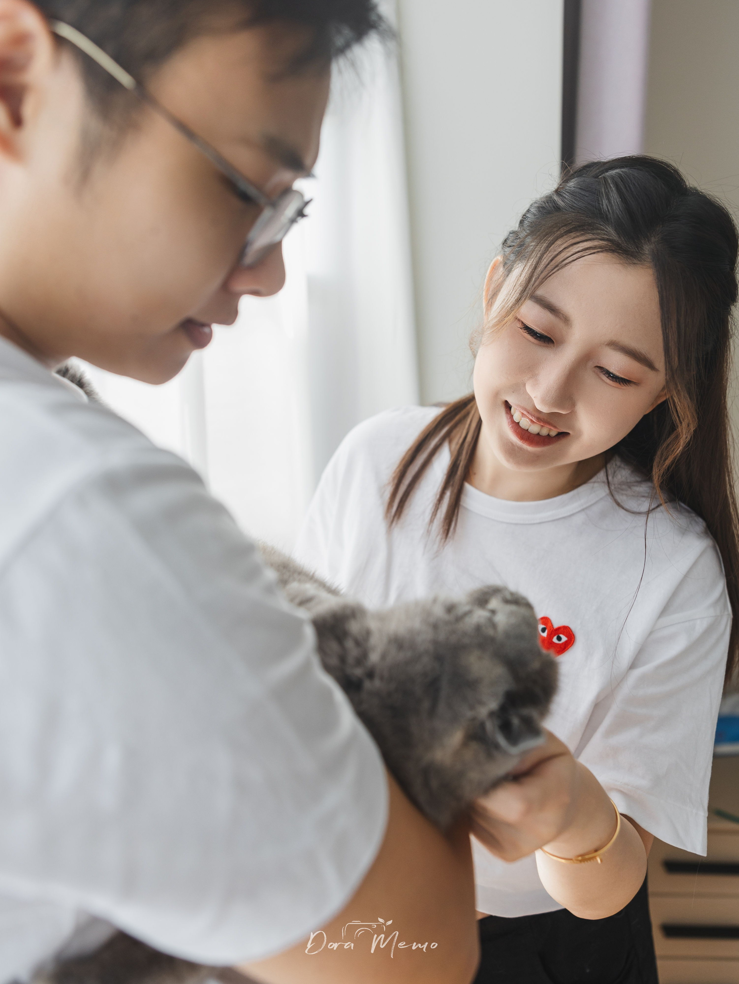 Shanghai Maternity Photographer — At-Home Pregnancy Photos with Cats