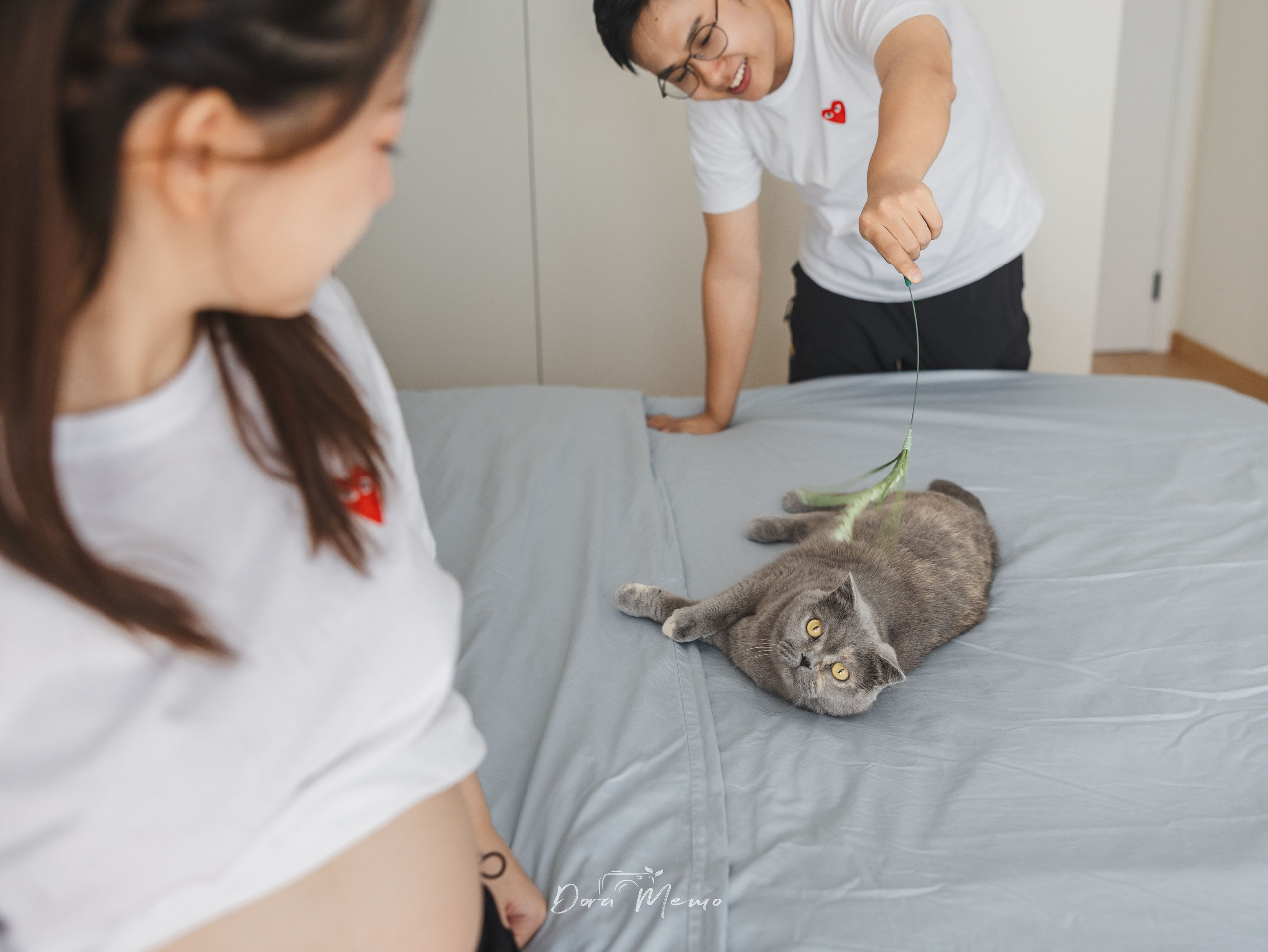Shanghai Maternity Photographer — At-Home Pregnancy Photos with Cats