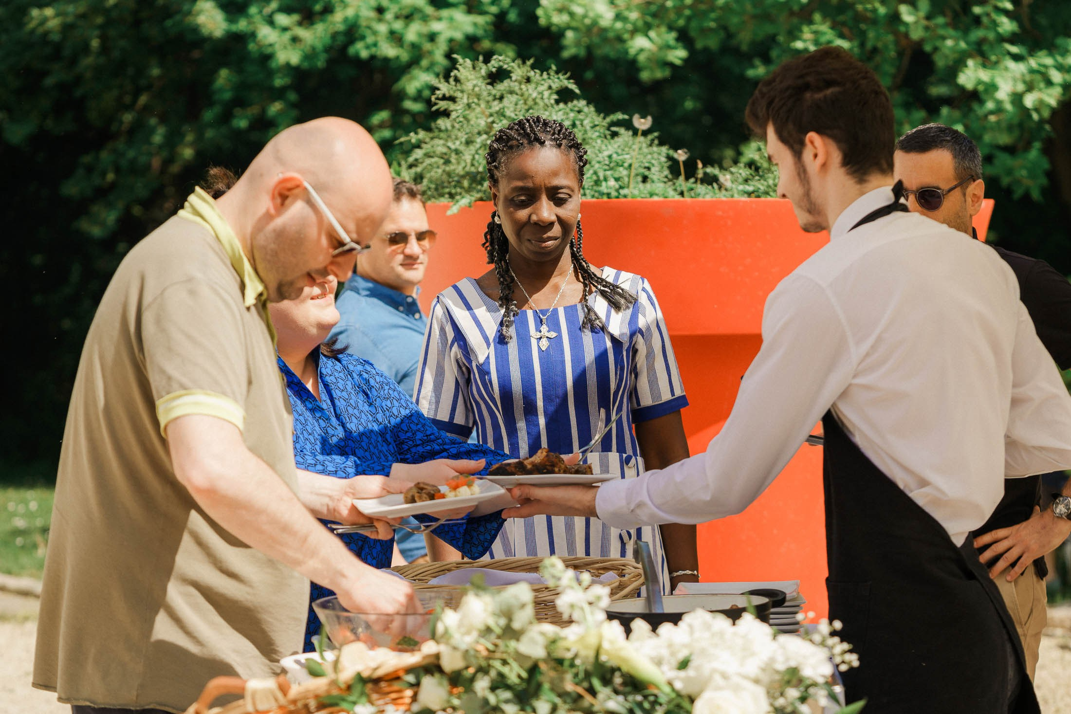 A Relaxed Day-After BBQ Party in France | Destination Wedding Photographer. StudioHappyMoment | Hääkuvaaja Helsinki, tunteikas ja dokumentaarinen kuvaus