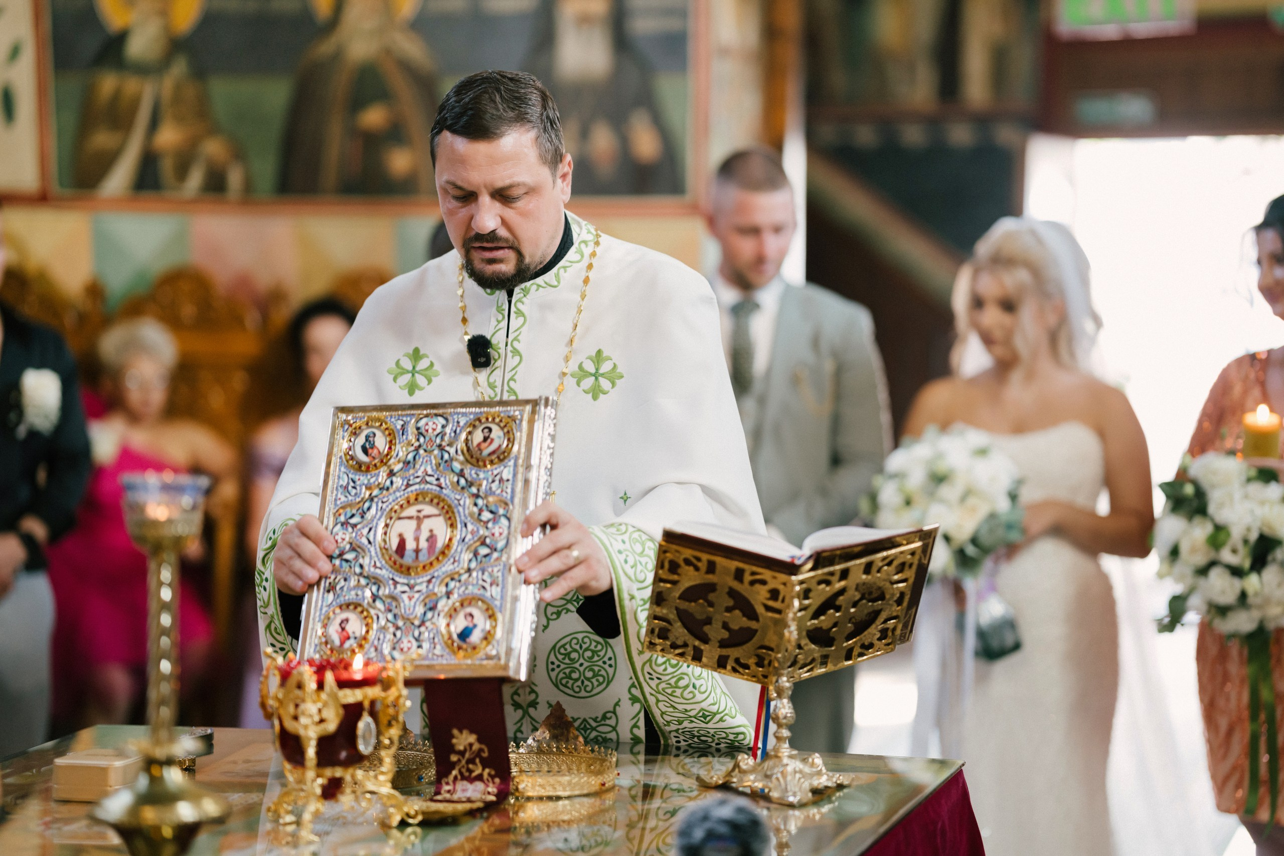 - mireasă Lavinia pregătire casa părintească Hârlău- mire Mihai pregătire Flămânzi cavalerii de onoare- fotograf nuntă Casa Jorovlea- ședință foto miri Mihai și Lavinia- nuntă elegantă Casa Jorovlea- fotografie de nuntă naturală România- domnișoare de onoare pregătire mireasă- emoții nuntă biserică- dansul mirilor Casa Jorovlea* fotograf profesionist nuntă Botoșani Iași* fotografie documentară de nuntă- familie și prieteni la nuntă- nași Mihai și Nicoleta nuntă- portret mireasă în lumină naturală- petrecere nuntă Casa Jorovlea- Nuntă Mihai și Lavinia – momente emoționante din ziua nunții, pregătirile mirilor în Hârlău și Flămânzi, ceremonia religioasă și ședința foto realizată de  AlinoFotoStudio -  Mireasa Lavinia în timpul pregătirilor la Hârlău-  Mihai pregătit de cavalerii de onoare în Flămânzi - Ceremonia religioasă a mirilor Mihai și Lavinia-Ședință foto romantică de nuntă Mihai și Lavinia - Dansul mirilor la petrecerea de nuntă -  fotograf nuntă Iași-  fotograf nuntă Botoșani- wedding photography Romania- AlinoFotoStudio - AlinoFotoStudio - Alin Chirilă fotograf - fotograf Botoșani - fotograf Iași - fotograf Hârlău - fotograf Bacău - fotograf Suceava - fotograf București - fotograf Neamț - servicii foto video - fotograf evenimente - fotograf nuntă - fotograf botez - wedding photographer Romania - ședință foto nuntă - fotografie de eveniment - wedding photography - fotografie profesională - fotograf profesionist România- povestitor prin fotografie, servicii foto - video -profesionale