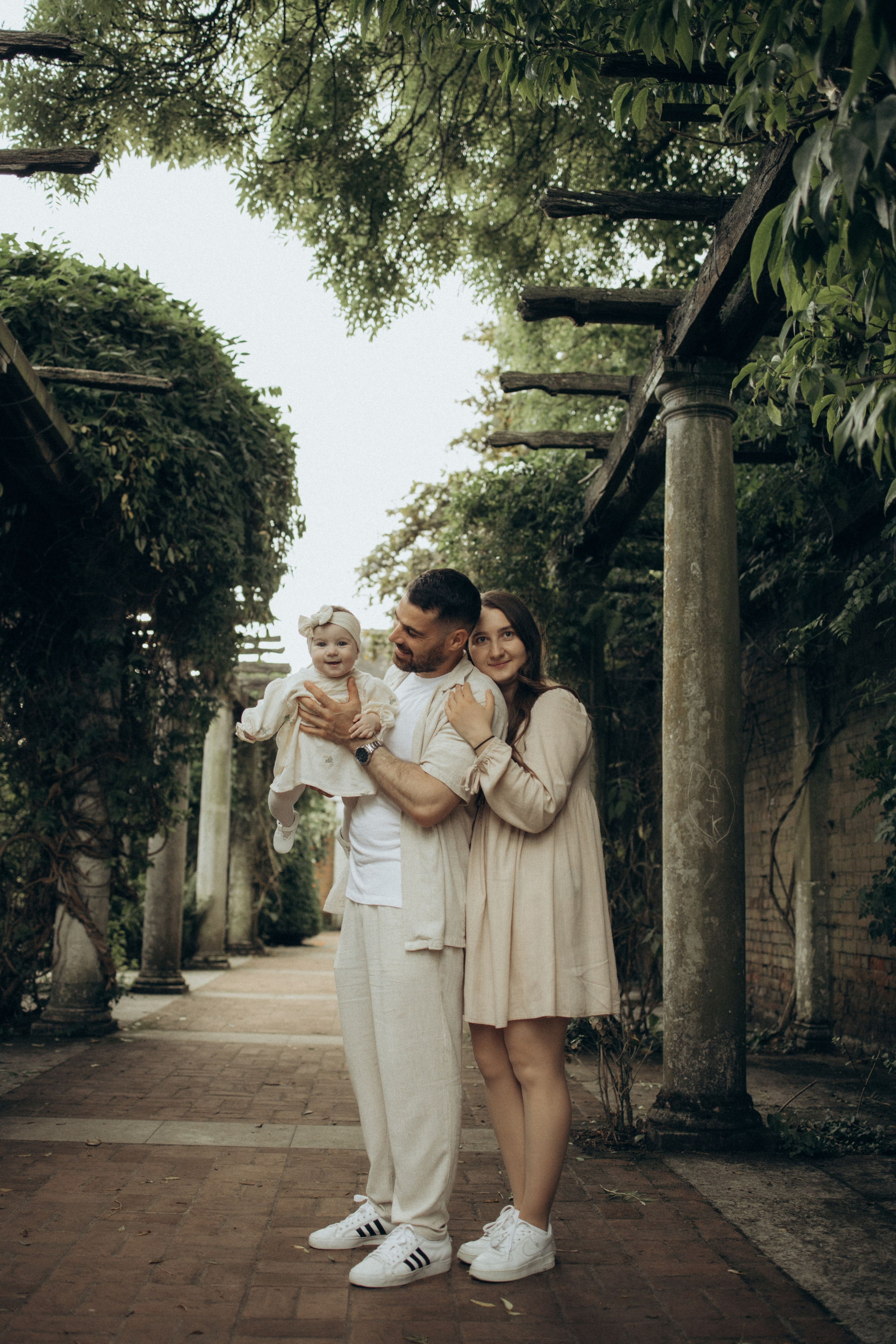 Pergola gardens. Photographer in Milton Keynes, Northampton & London — Wedding, Family & Portrait Photography