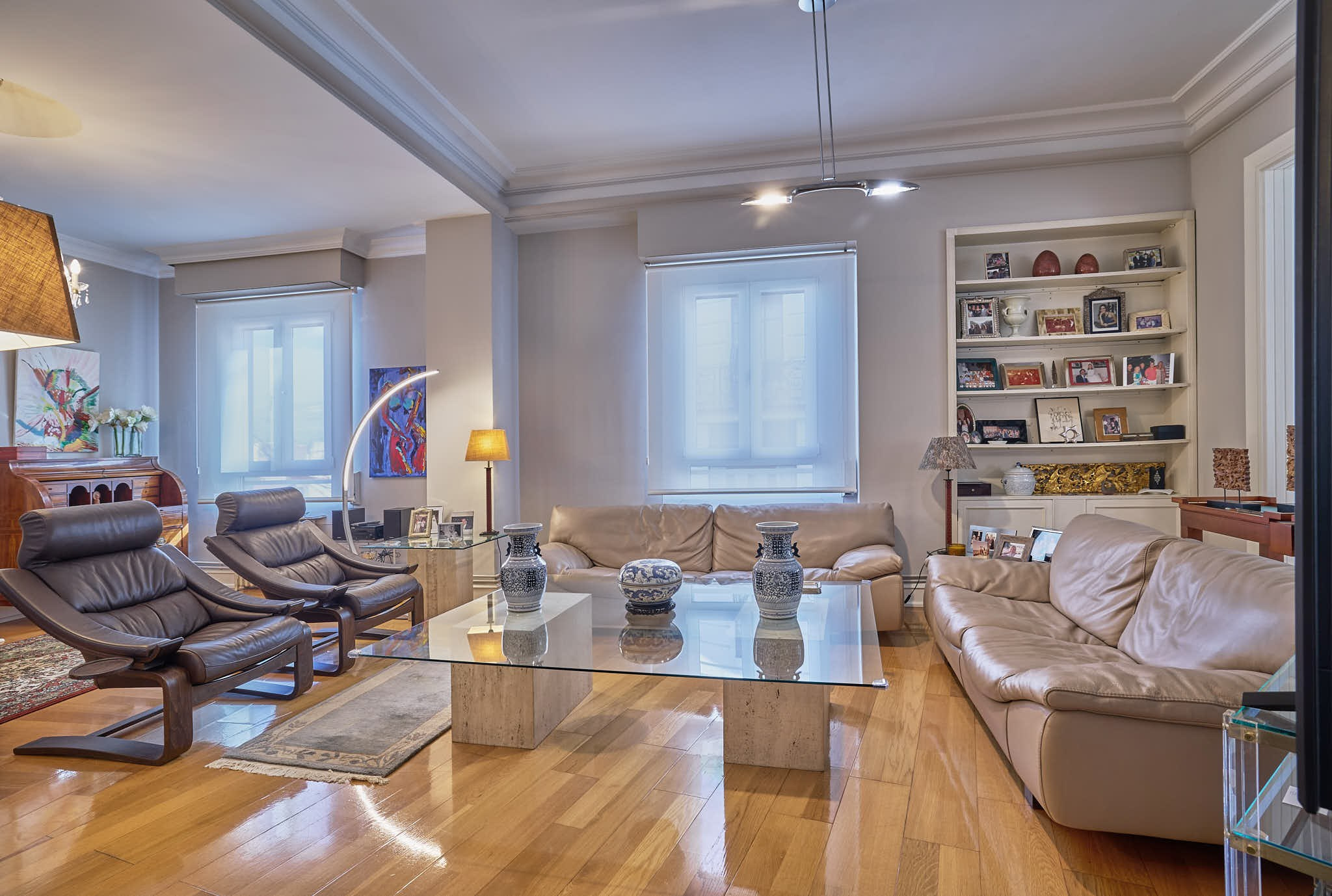 Salón moderno con sofás y suelo de parquet en Valencia