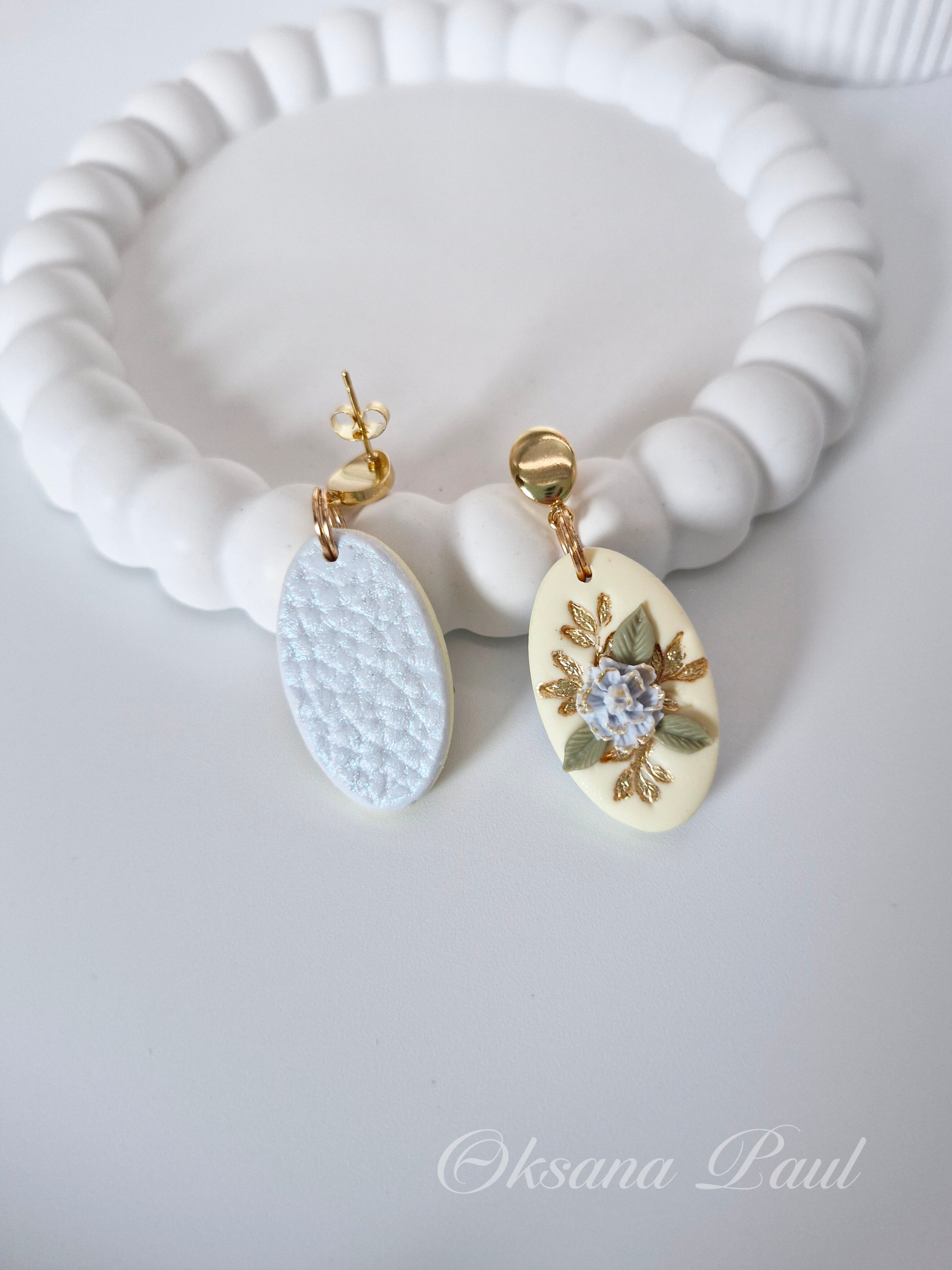 Украшения ручной лепки из полимерной глины с покрытием смолой: серьги, миниатюрные броши и арт-объекты с глянцевым блеском. Уникальные украшения Oksana Paul создаются вручную, с эффектом стеклянной поверхности, объёмными деталями и художественной подачей. Полимерная глина, смола, 3D-лепка, украшения из полимерной глины, серьги ручной работы, аксессуары ручной работы. Handgemachter Schmuck aus Polymer Clay mit Harzüberzug: Ohrringe, Miniaturbroschen und glänzende Kunstobjekte mit 3D-Effekt. Einzigartiger Schmuck von Oksana Paul – handgefertigt, mit gläserner Oberfläche, feinen Details und künstlerischem Ausdruck. Polymer Clay Schmuck, Harz Finish, handgemachte Ohrringe, Schmuckdesign, Kunstschmuck.