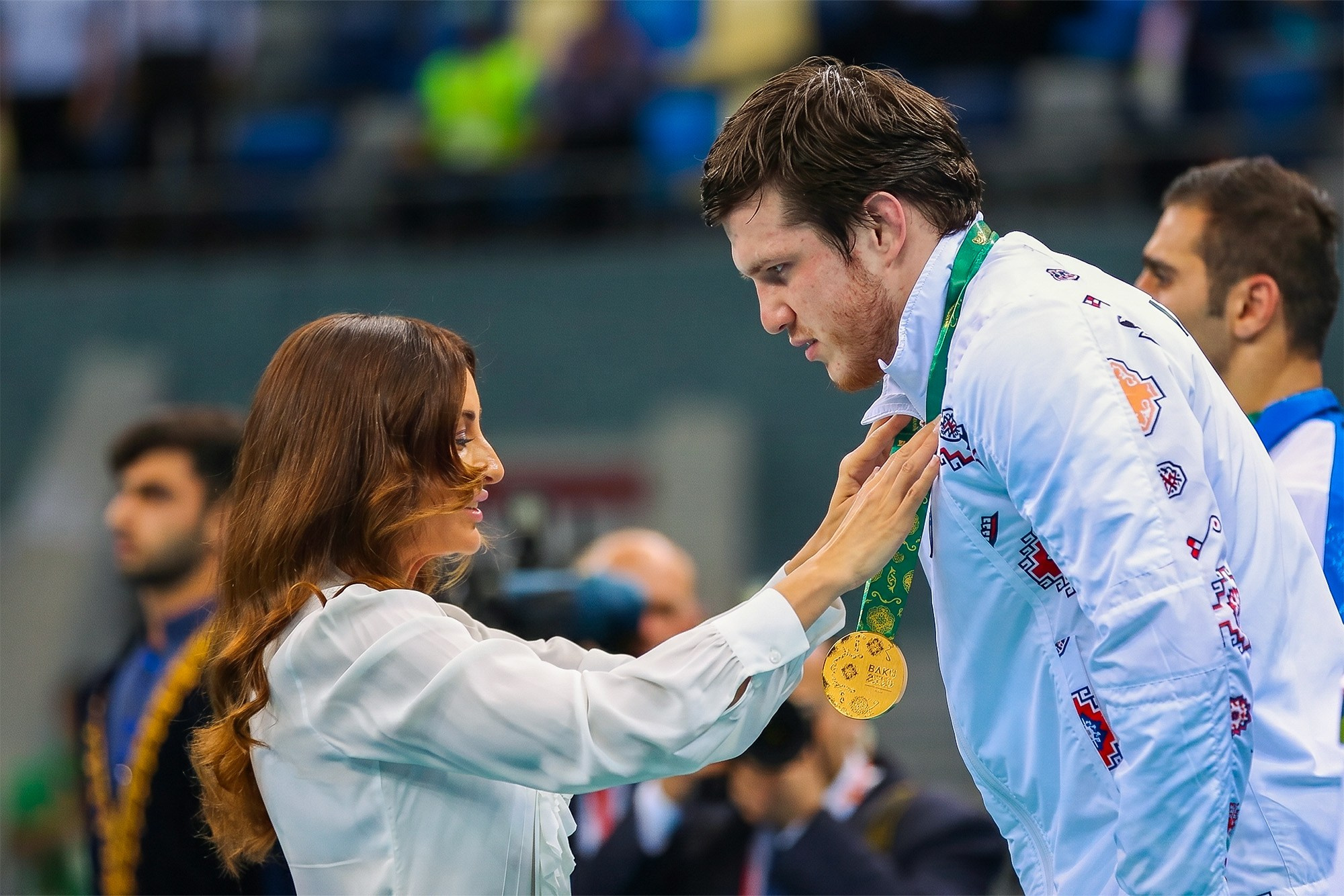 Mehriban Əliyeva mükafatlandırma mərasimində azərbaycanlı güləşçiyə qızıl medal təqdim edir. Bakı 2017 İslam Həmrəyliyi Oyunları.