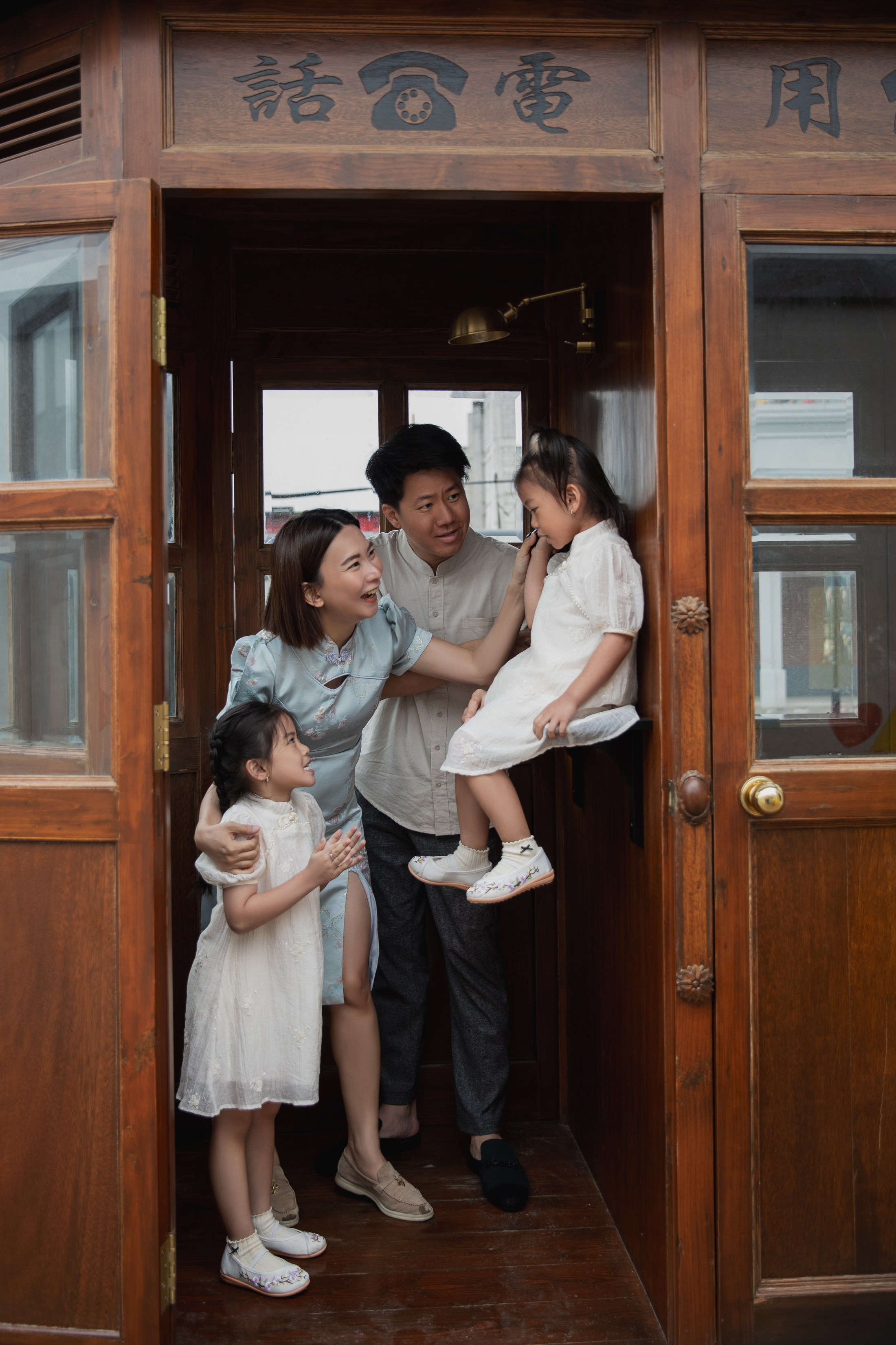 Shanghai 1930s retro photo shoot at Shanghai photo studio. Family photo shoot in Chinese retro style. 