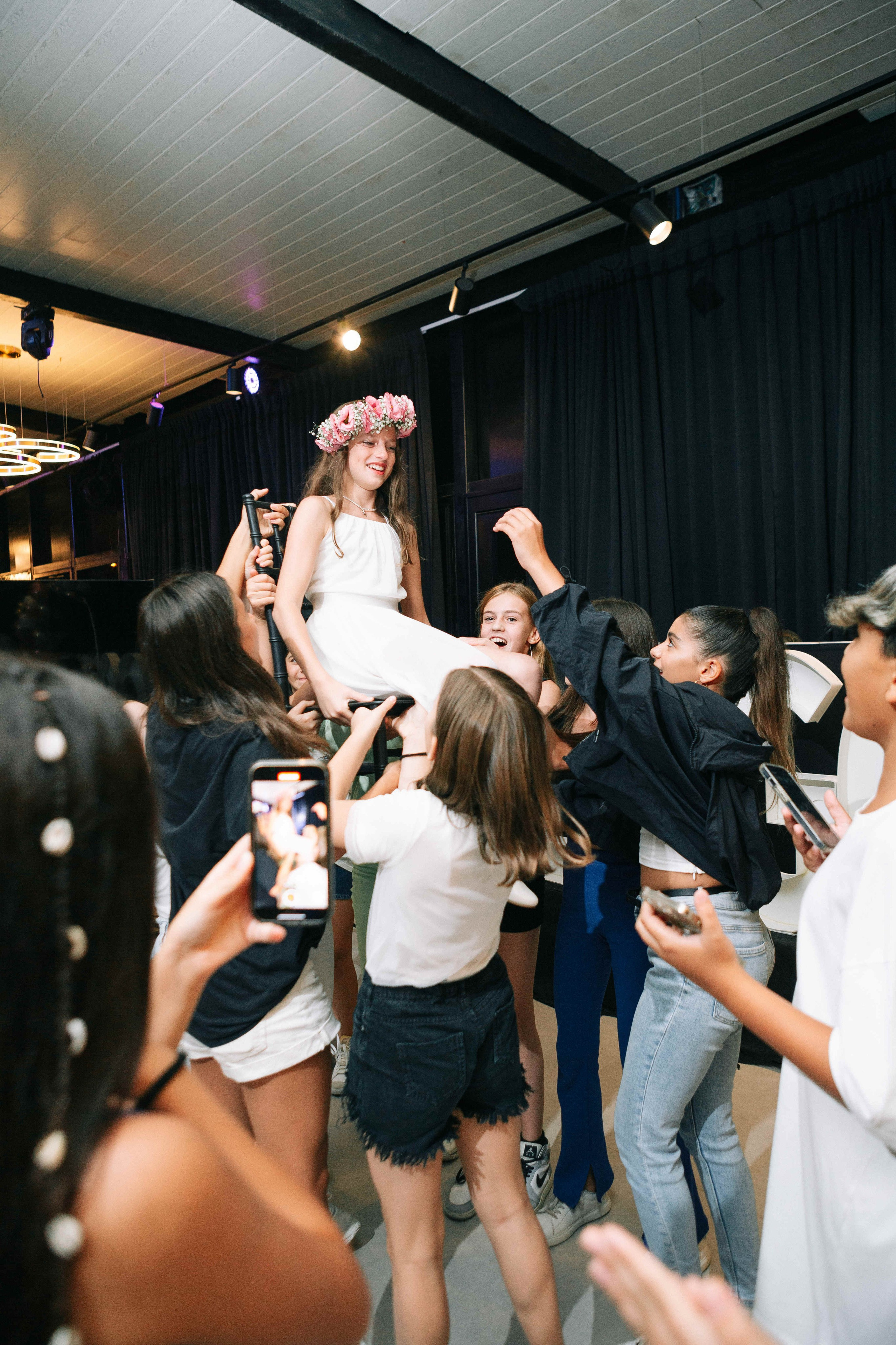 PARTY WITH FRIENDS. Https://shi-photo.com/