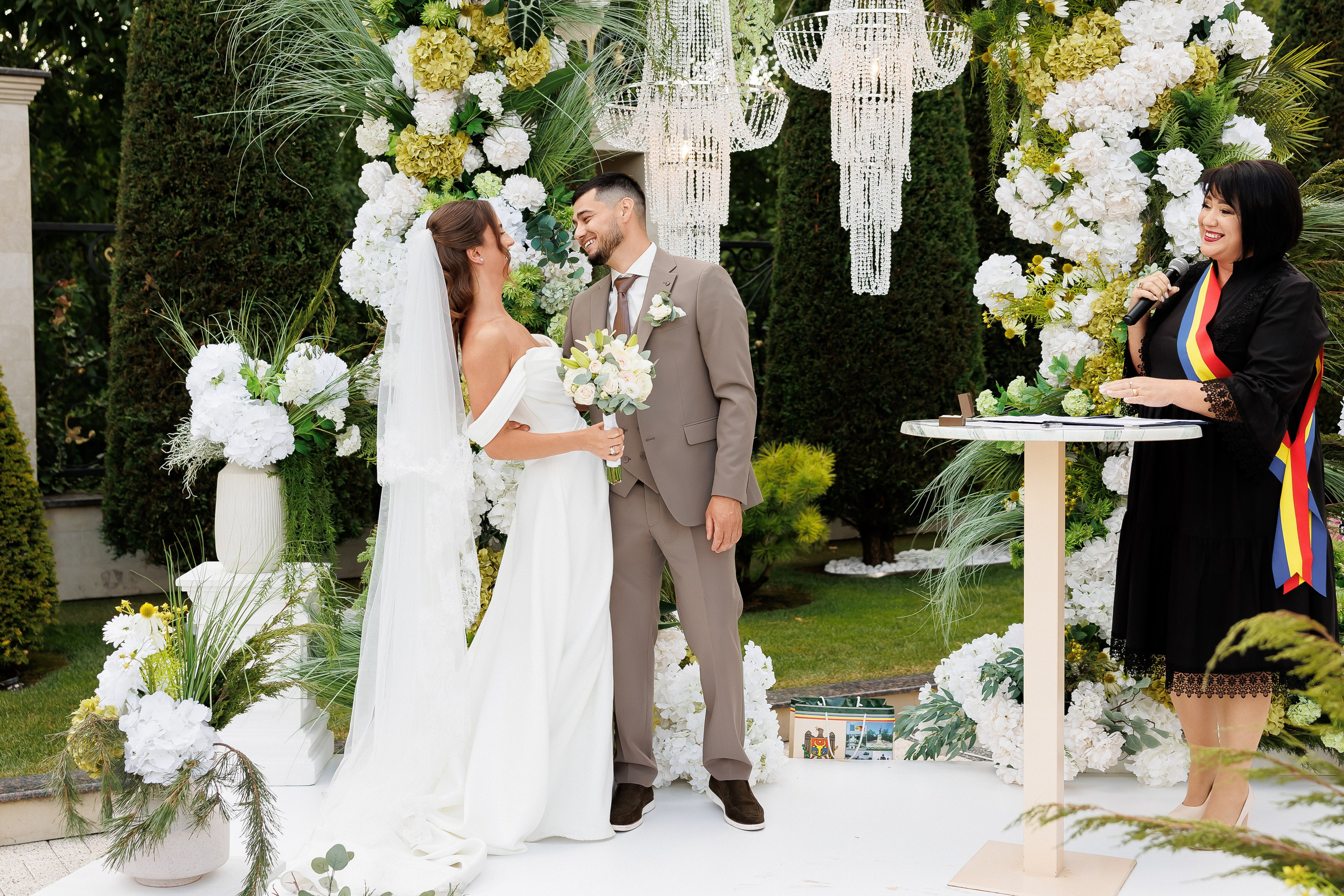 Eugen & Livia — Grand Elysee — Wedding Day. Servicii Foto și Video 067188353