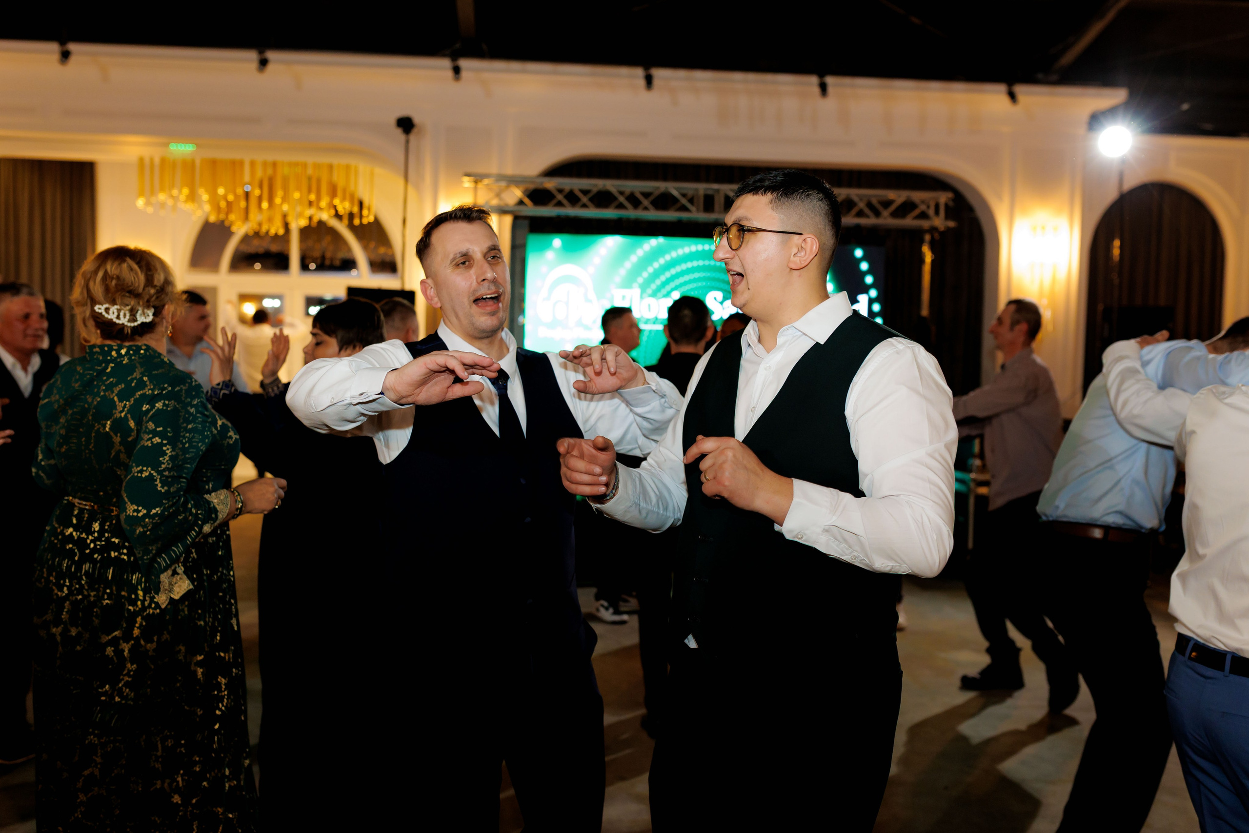 Povestea voastră, regizată de noi |Cristi Turculet Videograf Nuntă Suceava | wedding highlight. Servicii foto-video profesionale, pentru momente de neuitat