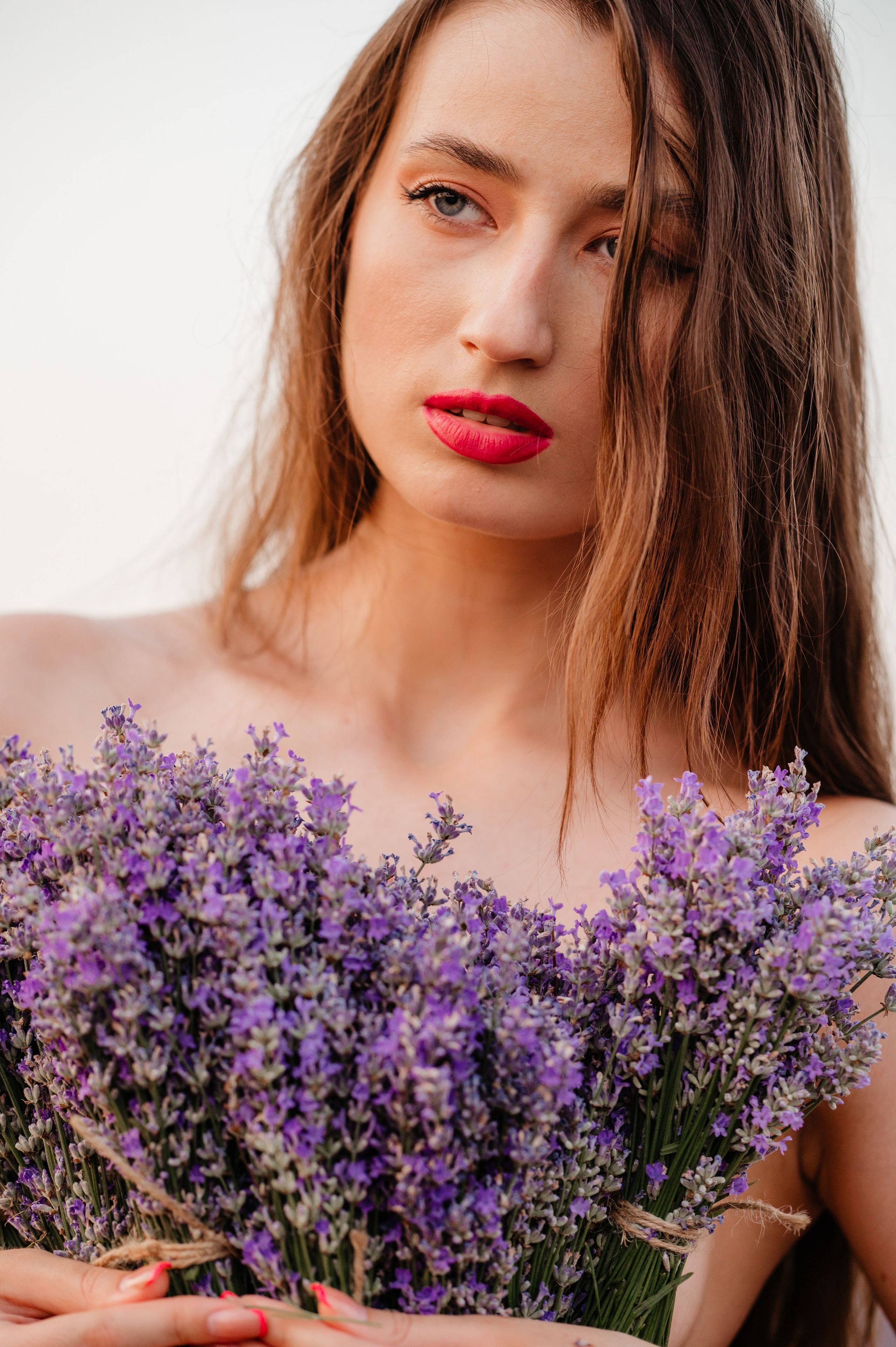 Sedinta foto in lanul de lavanda. Proud Vision Weddings | Wedding Photography & Film — Servicii profesionale Foto Video Nunta Iasi