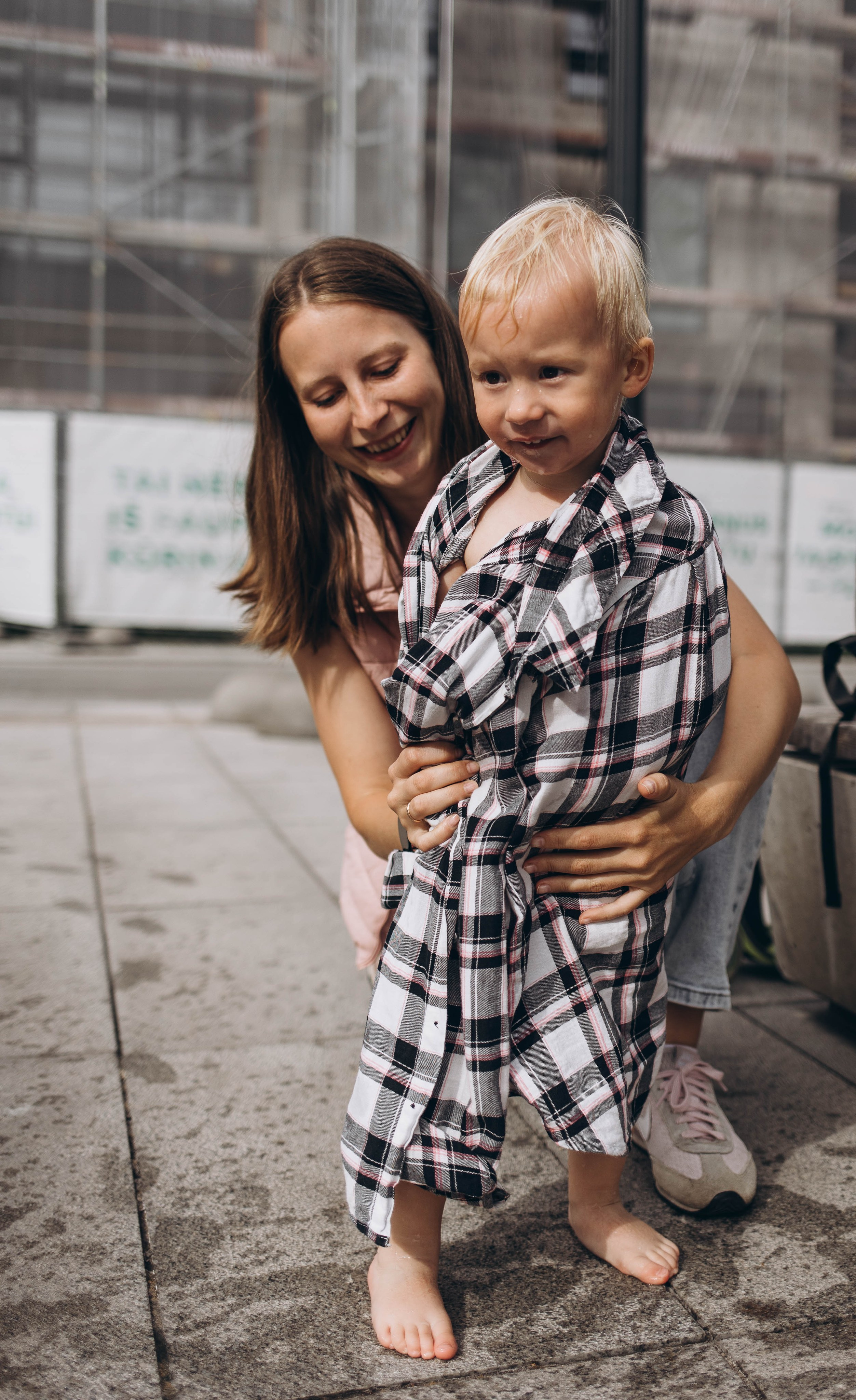 Along the streets of Vilnius in lifestyle style. Family photographer in Vilnuis Svetlana Naumova