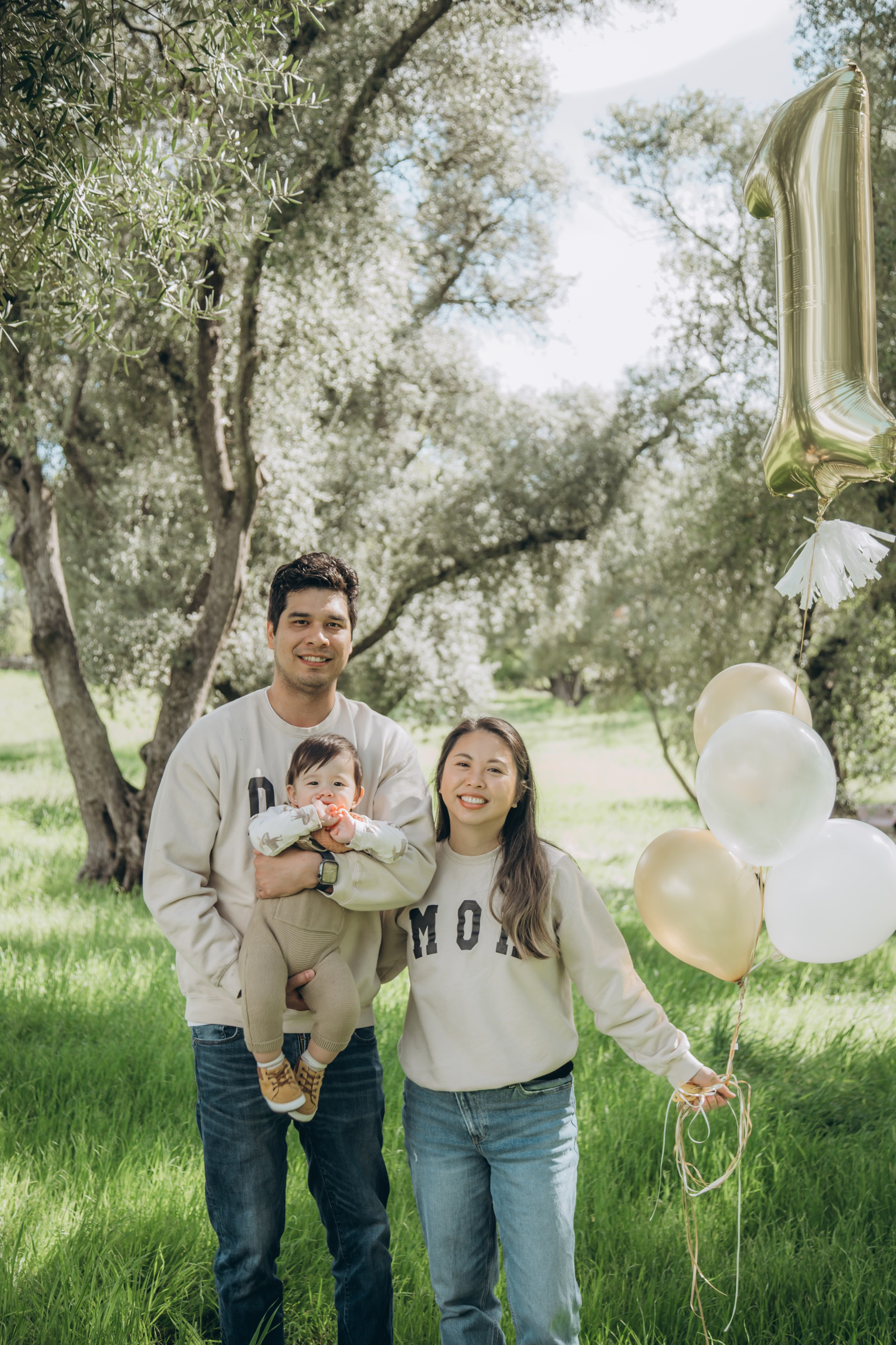 Family in nature. Family and children’s lifestyle photographer Elena Tumanova