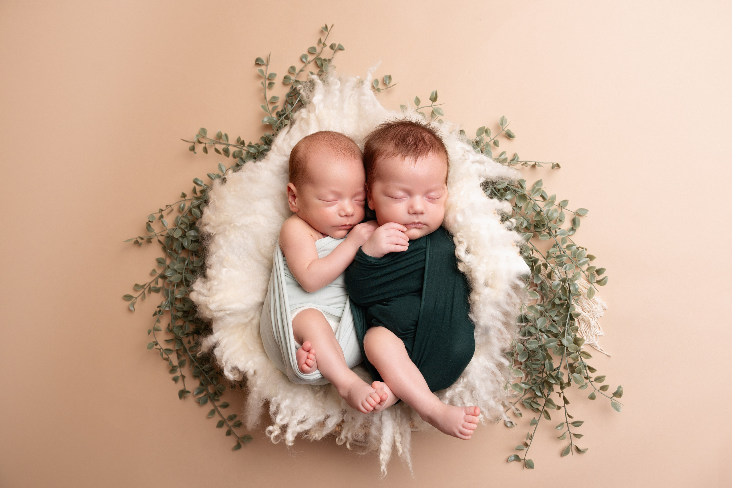 Neugeborenenfotos in beigen Outfits: Zarte Posen für unvergessliche Erinnerungen Für Zillingen