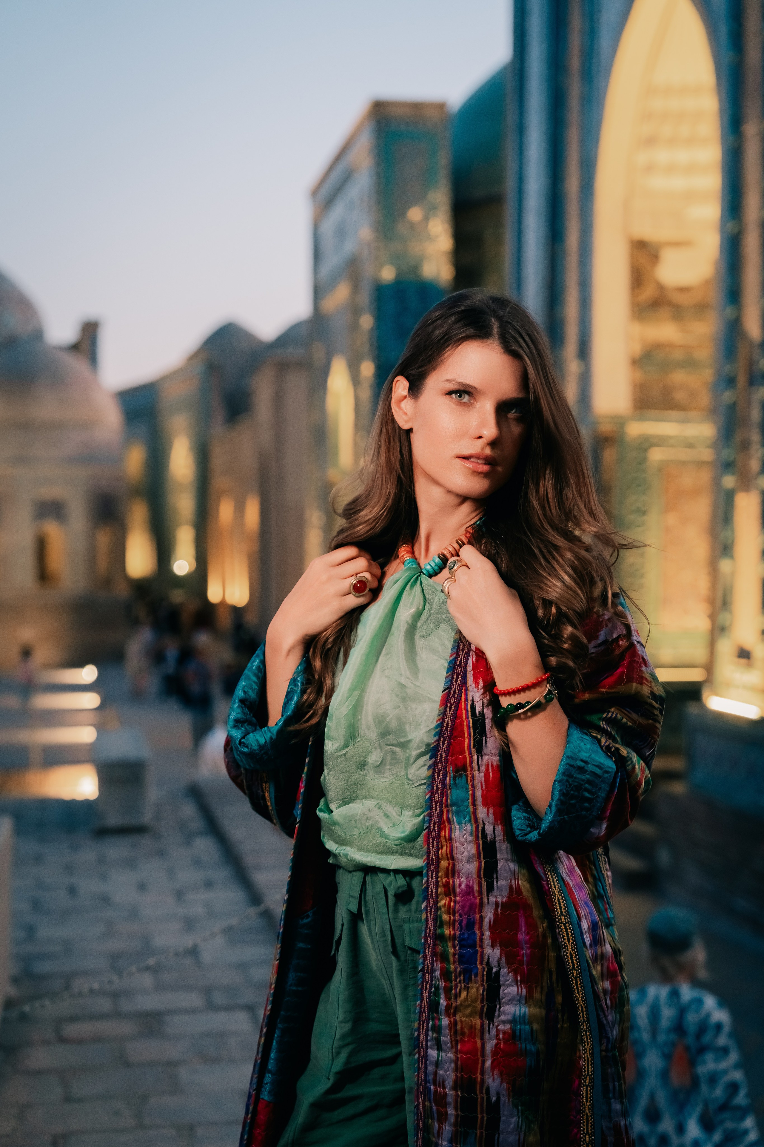 Вечерний Регистан в Самарканде, яркая подсветка и туристы во время прогулки по городу