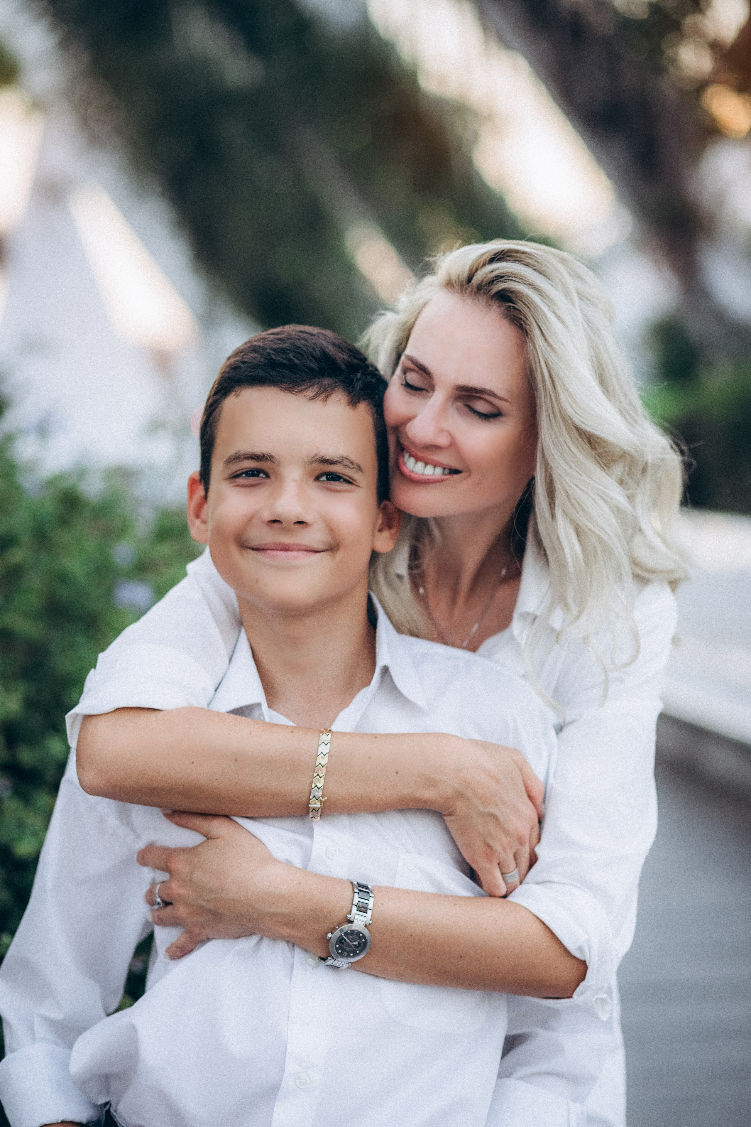 Retrato familiar emotivo capturado en Valencia, España, mostrando a una madre amorosa abrazando a su hijo sonriente — perfecto para quienes desean sesiones de fotos familiares emotivas y atemporales en Valencia y en toda España.
