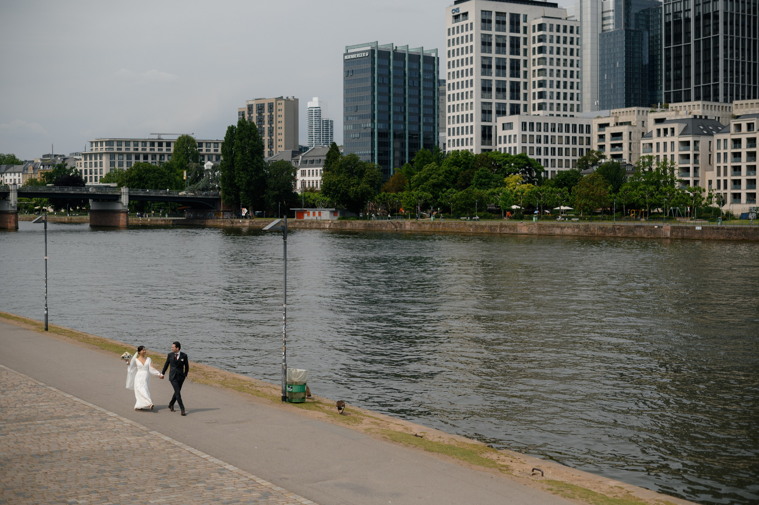 Spaziergang des Brautpaares am Wasser in Frankfurt