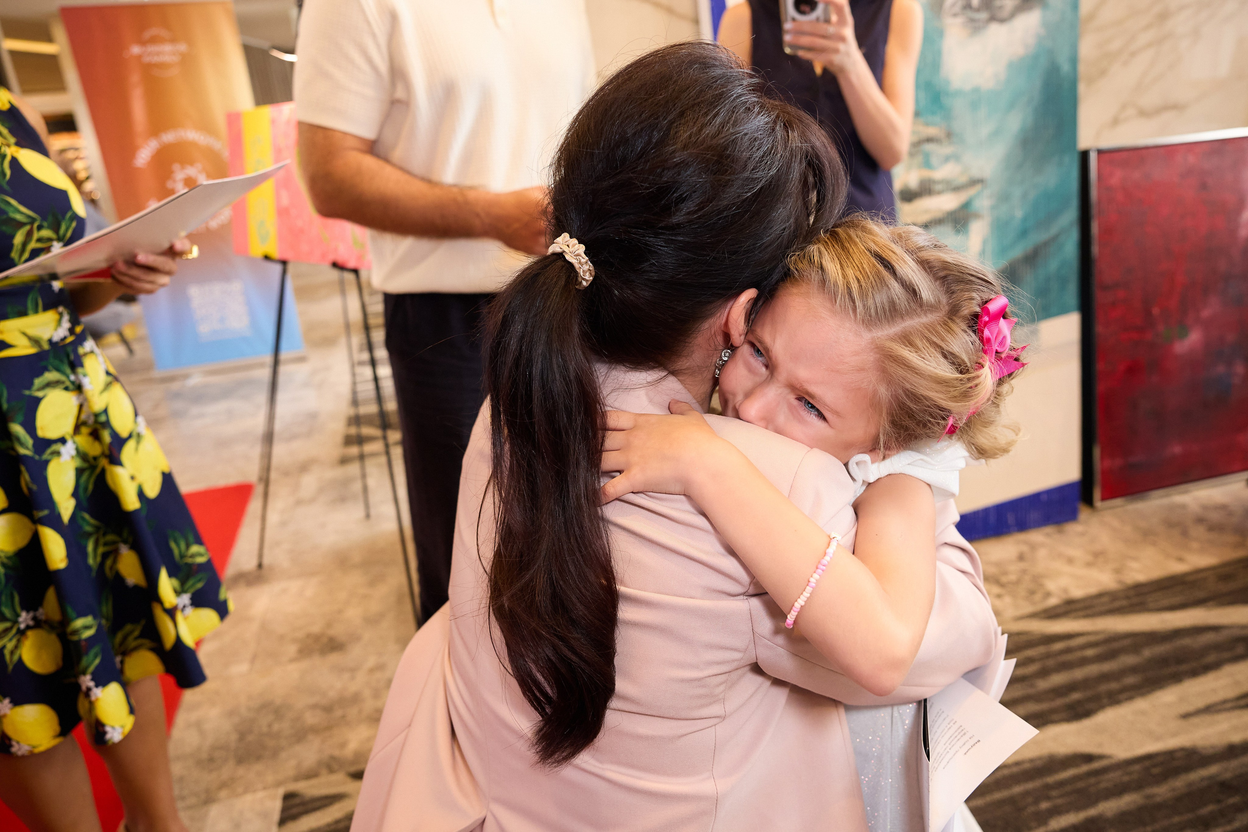 Авторская благотворительная художественная выставка Дианы Бортник. Фотограф Юлия Маковеева