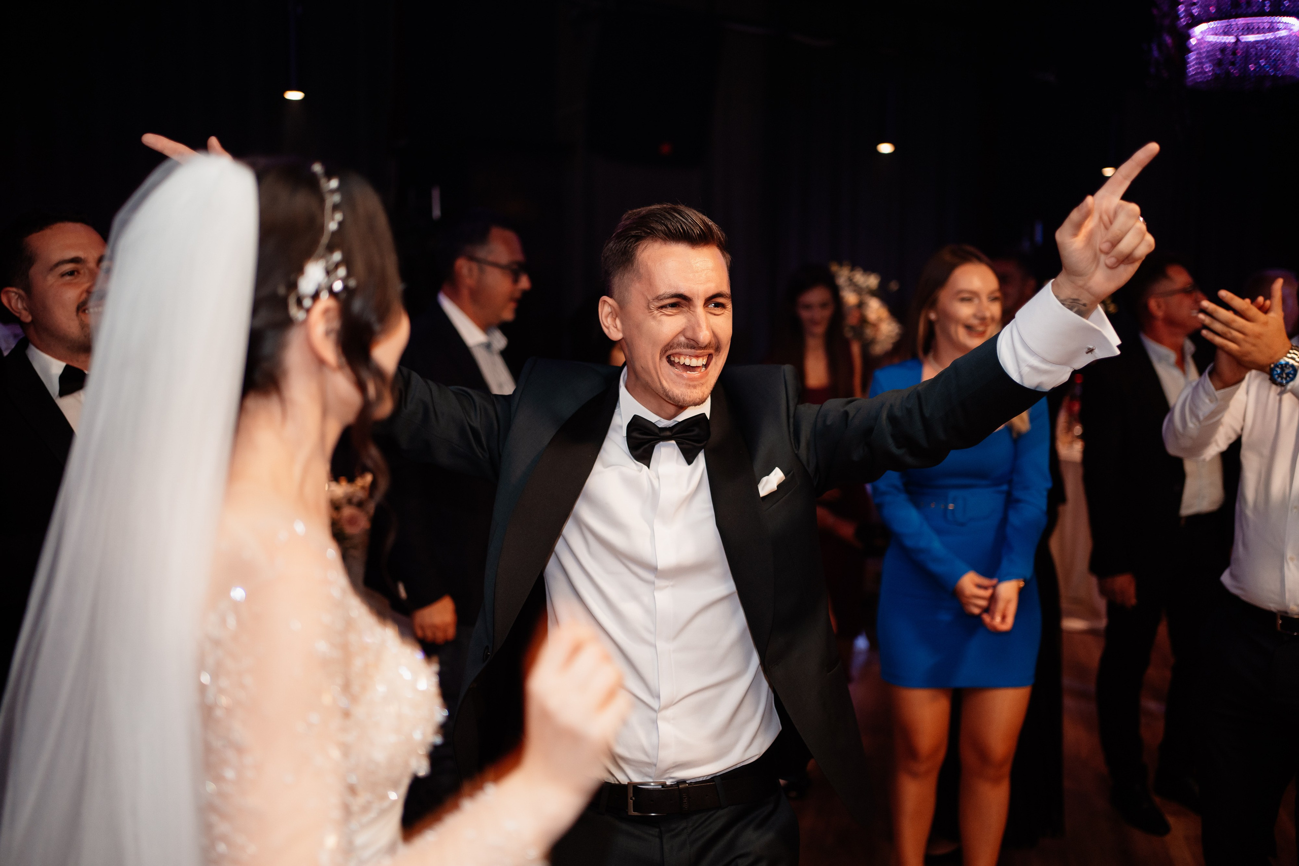 Moment emoționant între miri în ziua nunții, surprins într-un cadru natural și romantic, la Drobeta Turnu Severin. Fotografie de nuntă profesională, editată artistic pentru a evidenția emoția și eleganța evenimentului.