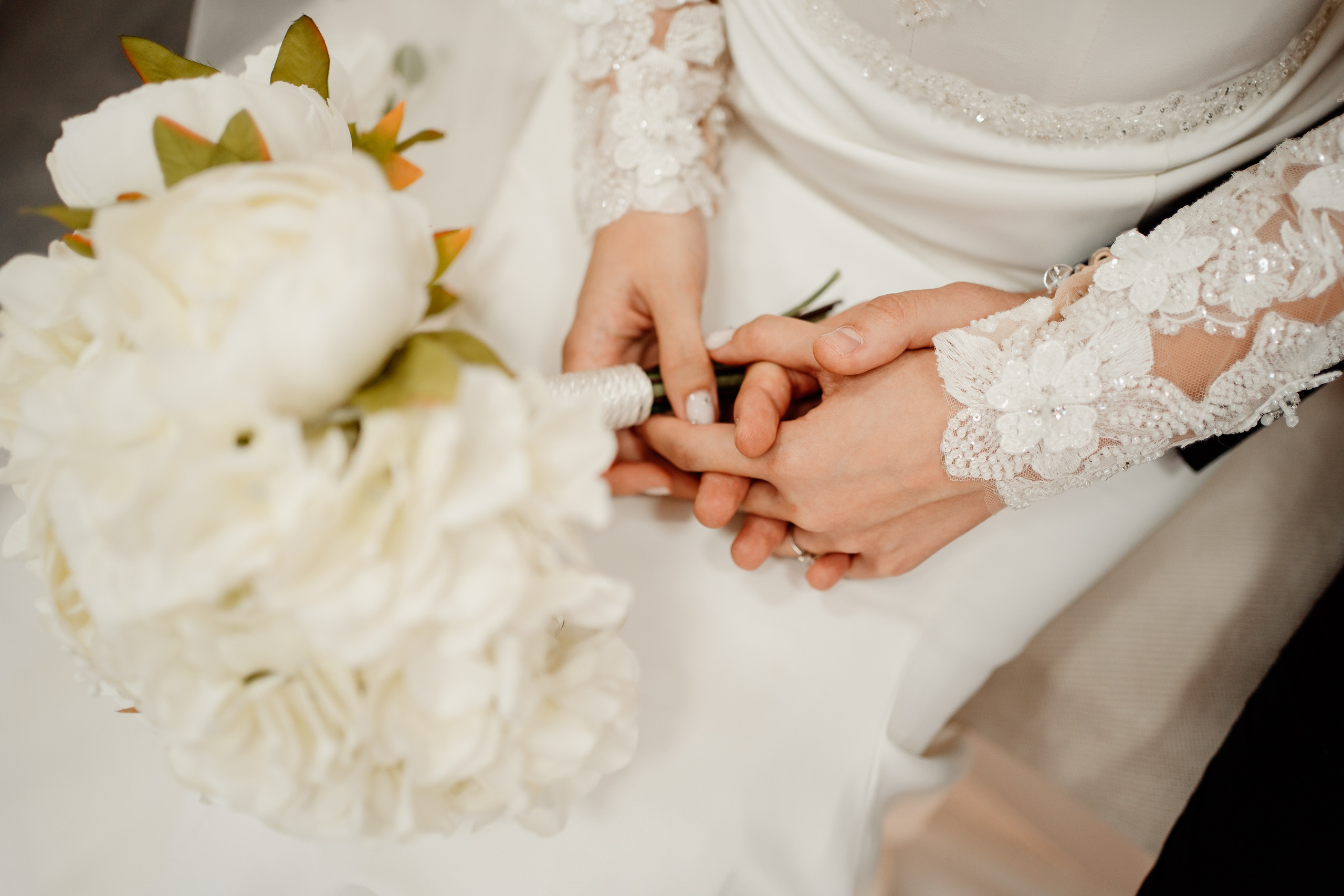 Moment emoționant între miri în ziua nunții, surprins într-un cadru natural și romantic, la Reina Events. Fotografie de nuntă profesională, editată artistic pentru a evidenția emoția și eleganța evenimentului.