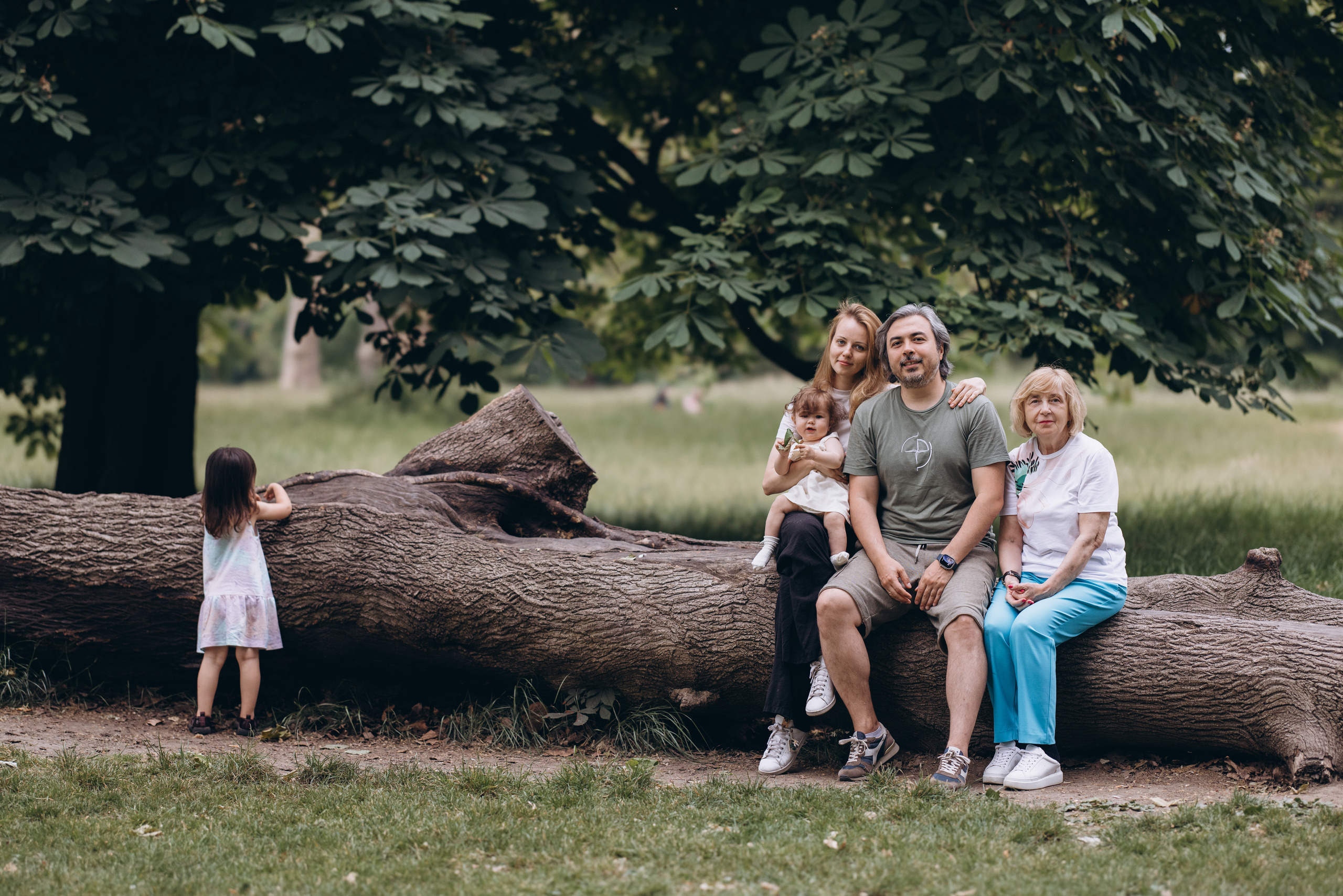 Igor and his family (Hyde Park). Anastasia Klink, Photographer in London