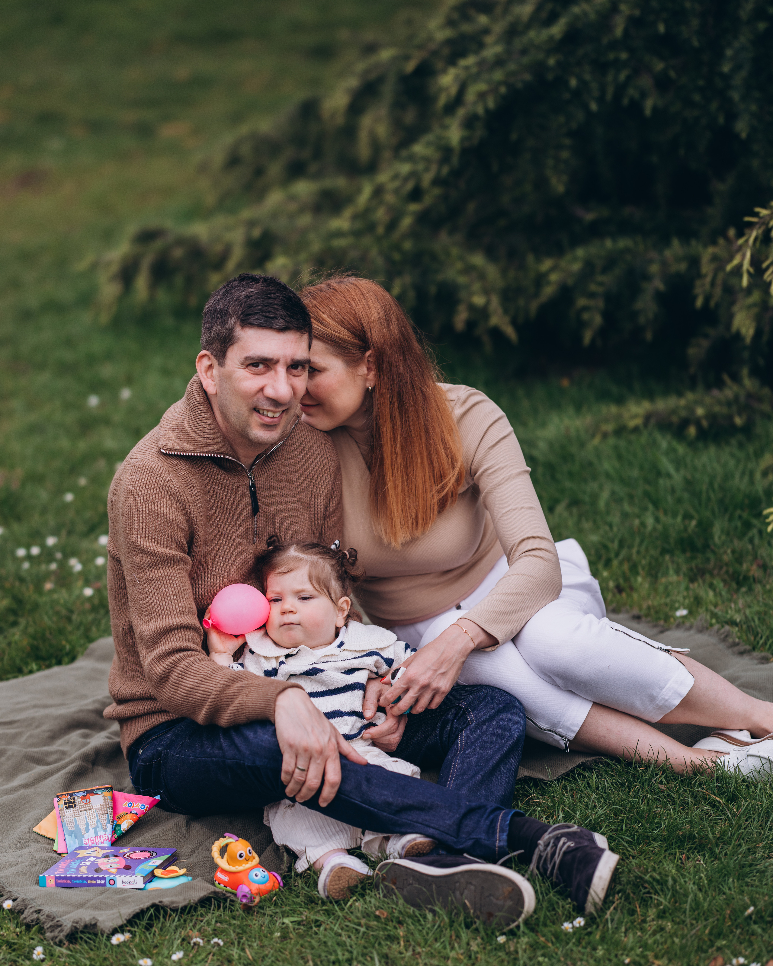 Sofia with parents (Greenwich Park). Anastasia Klink, Photographer in London