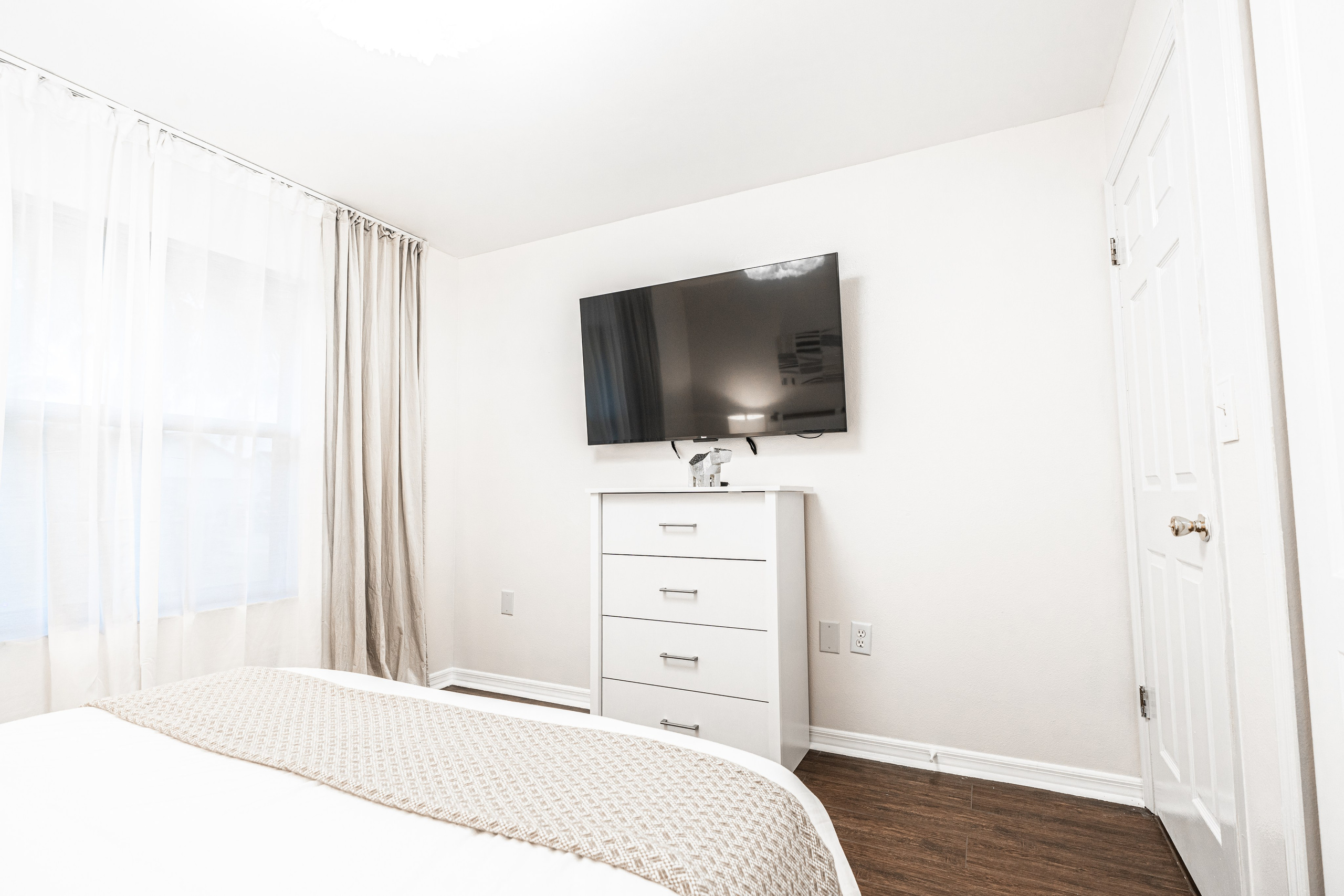 The house is for Rent AirBNB: https://ru.airbnb.com/rooms/1023445326769536774?_set_bev_on_new_domain=1702356155_MDFhNDI0ZDdjMDhj&source_impression_id=p3_1702356155_K3LTjNJeF83QUyI0