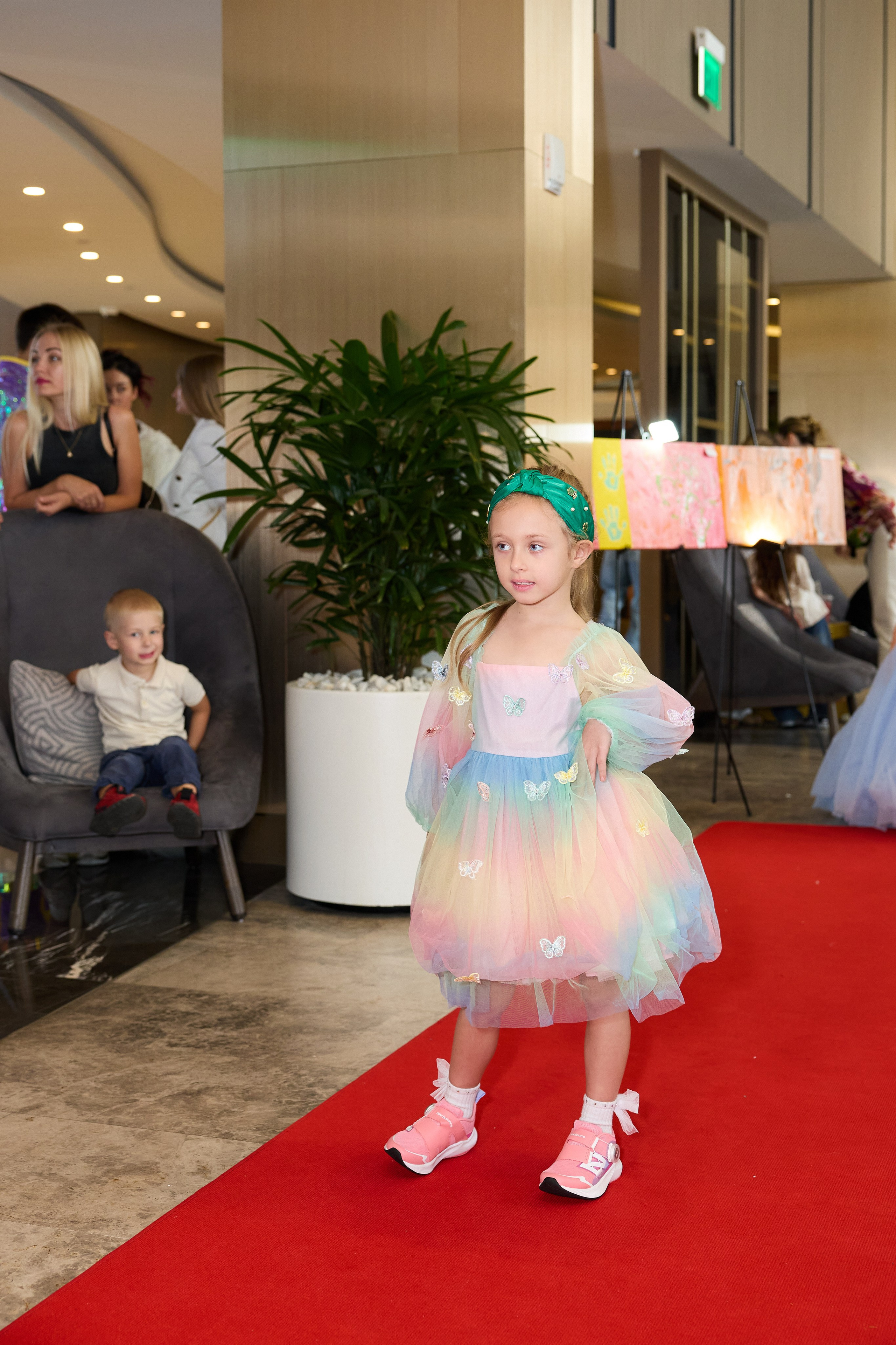 Авторская благотворительная художественная выставка Дианы Бортник. Фотограф Юлия Маковеева