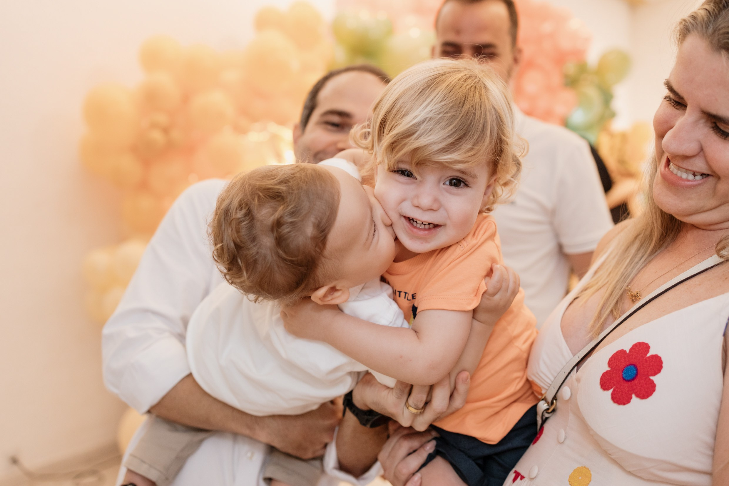 Menino beijando amigo durante festa infantil