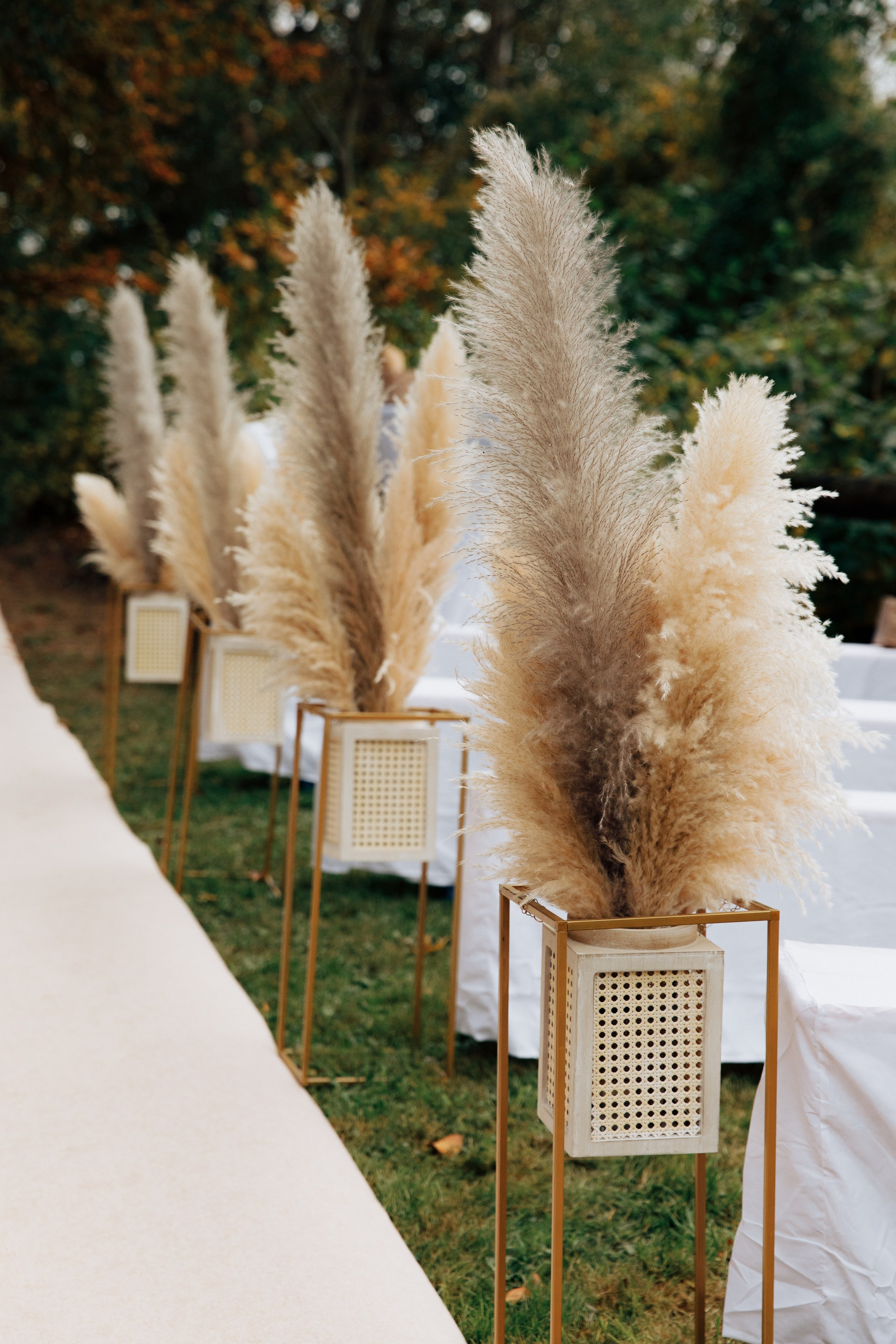 Dekoration aus Pampasgras in extravaganten Vasen.