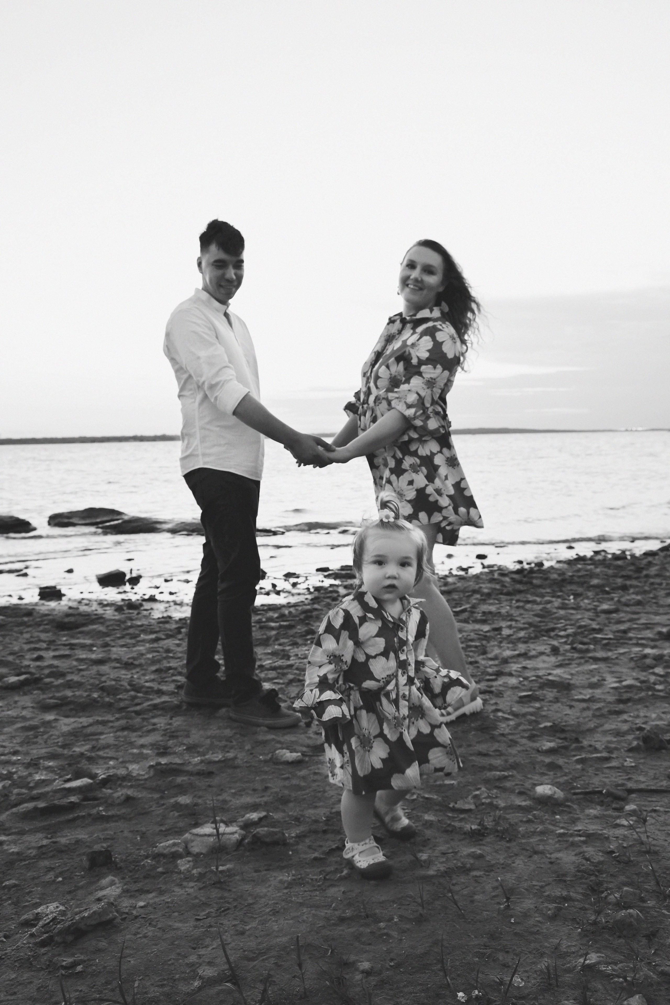 Baby Family Photoshoot – Outdoor Family Photography with Infant or Toddler. Lana Petrychenko — Portrait & Family Photographer. Valencia, Spain