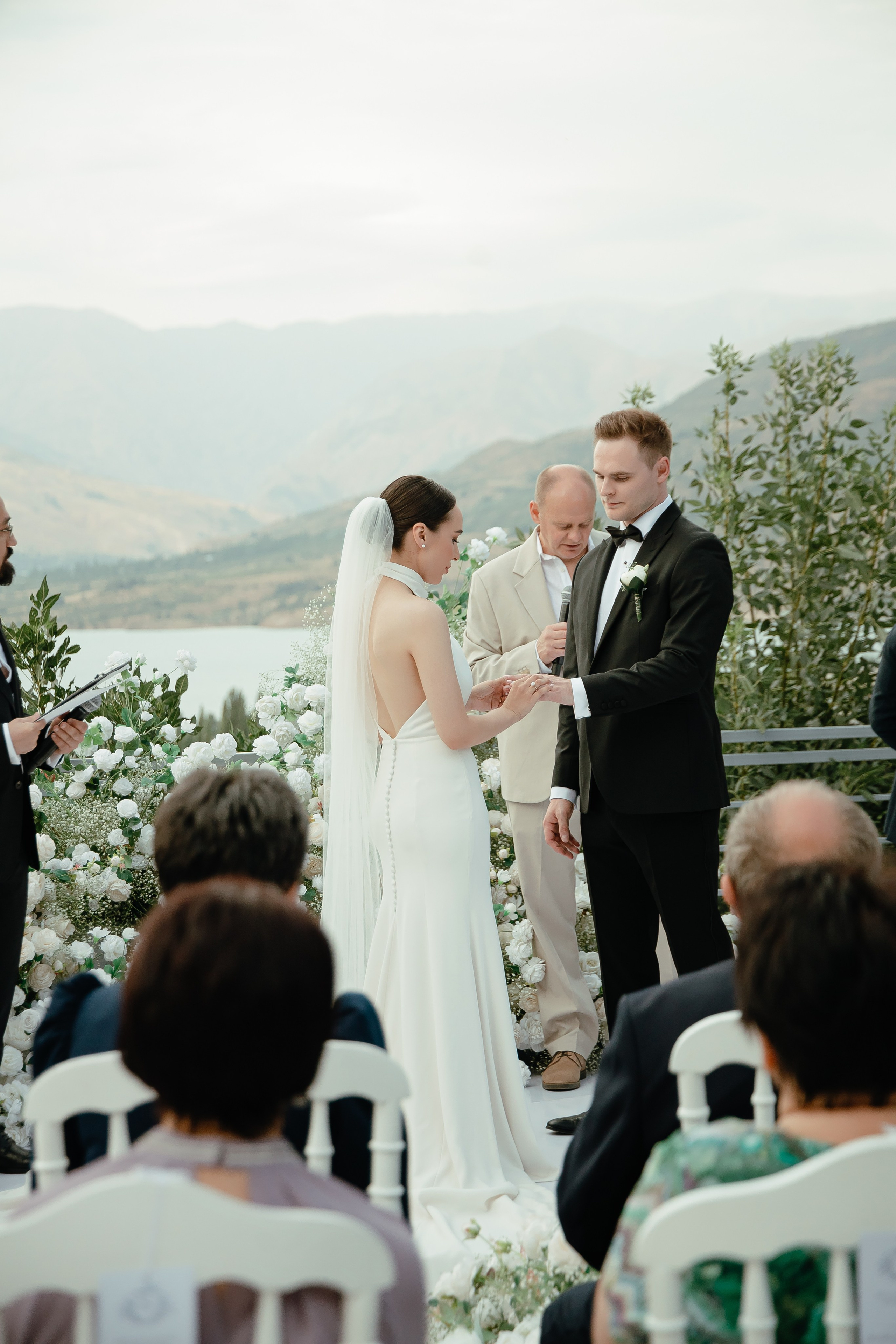 Thomas & Suyumbika. Главная