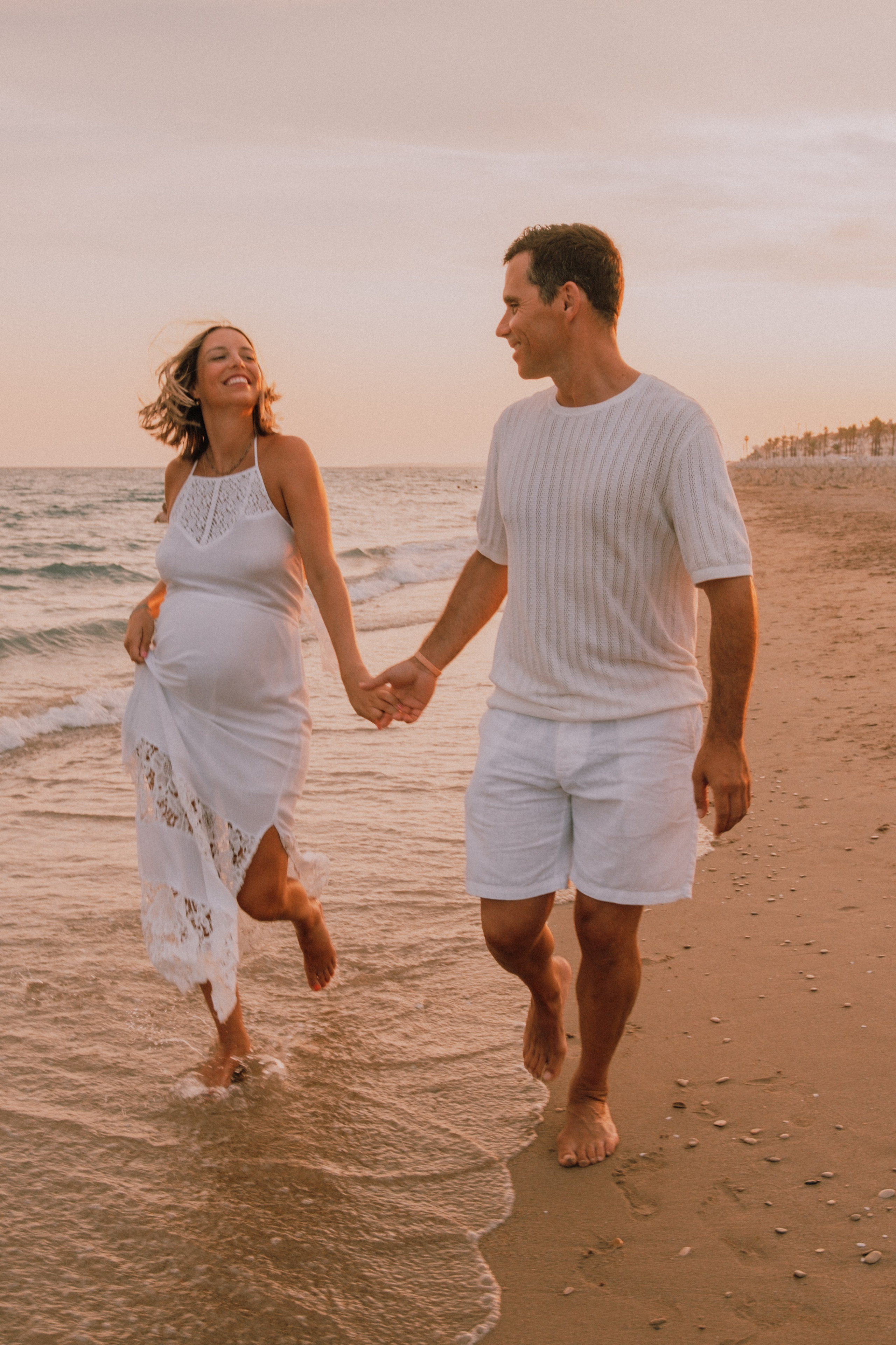 Sesión embarazo en la playa. Fotografía profesional en Calafell - Elena Medvedeva