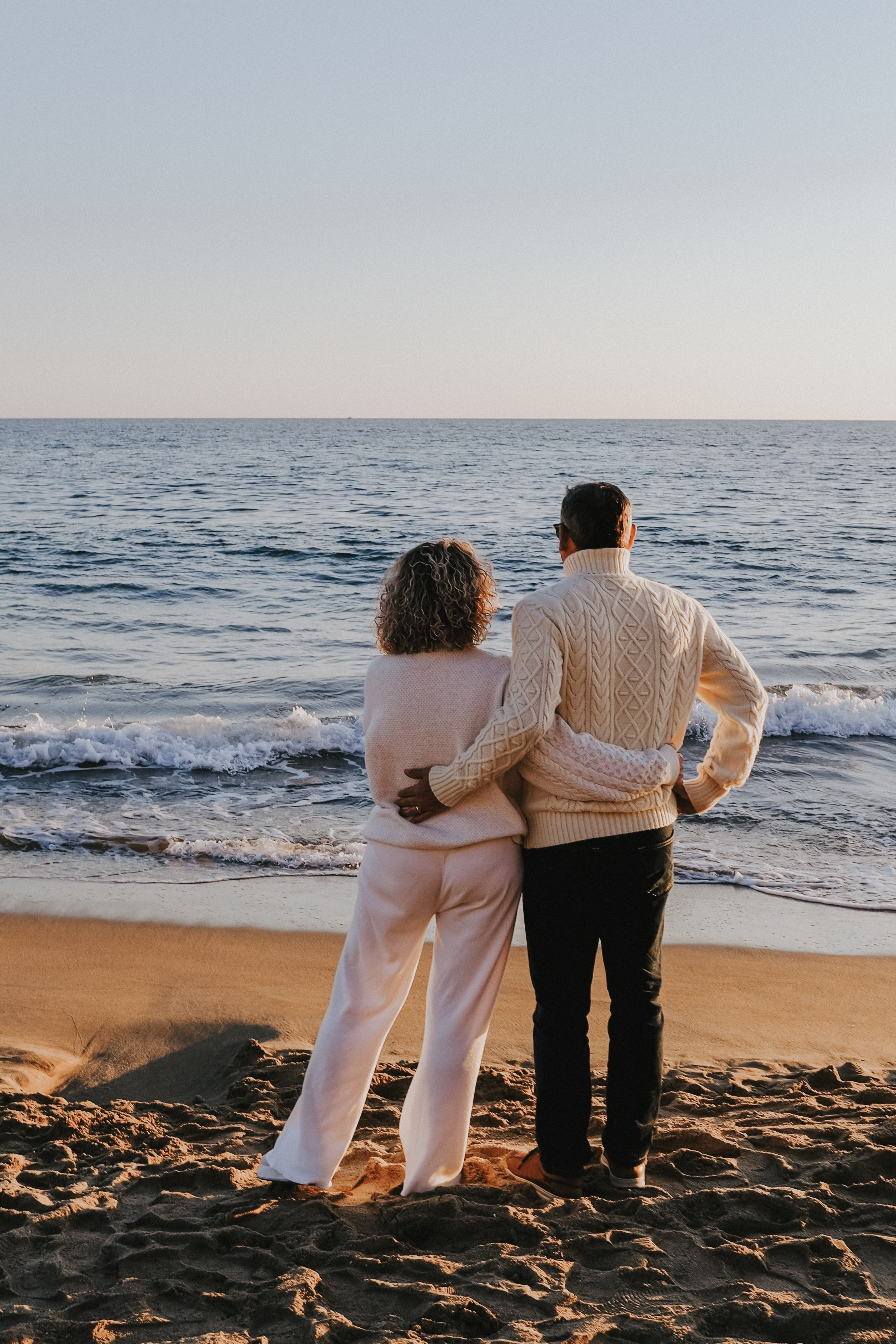 Sesión de pareja en la playa. Fotografía profesional en Calafell - Elena Medvedeva
