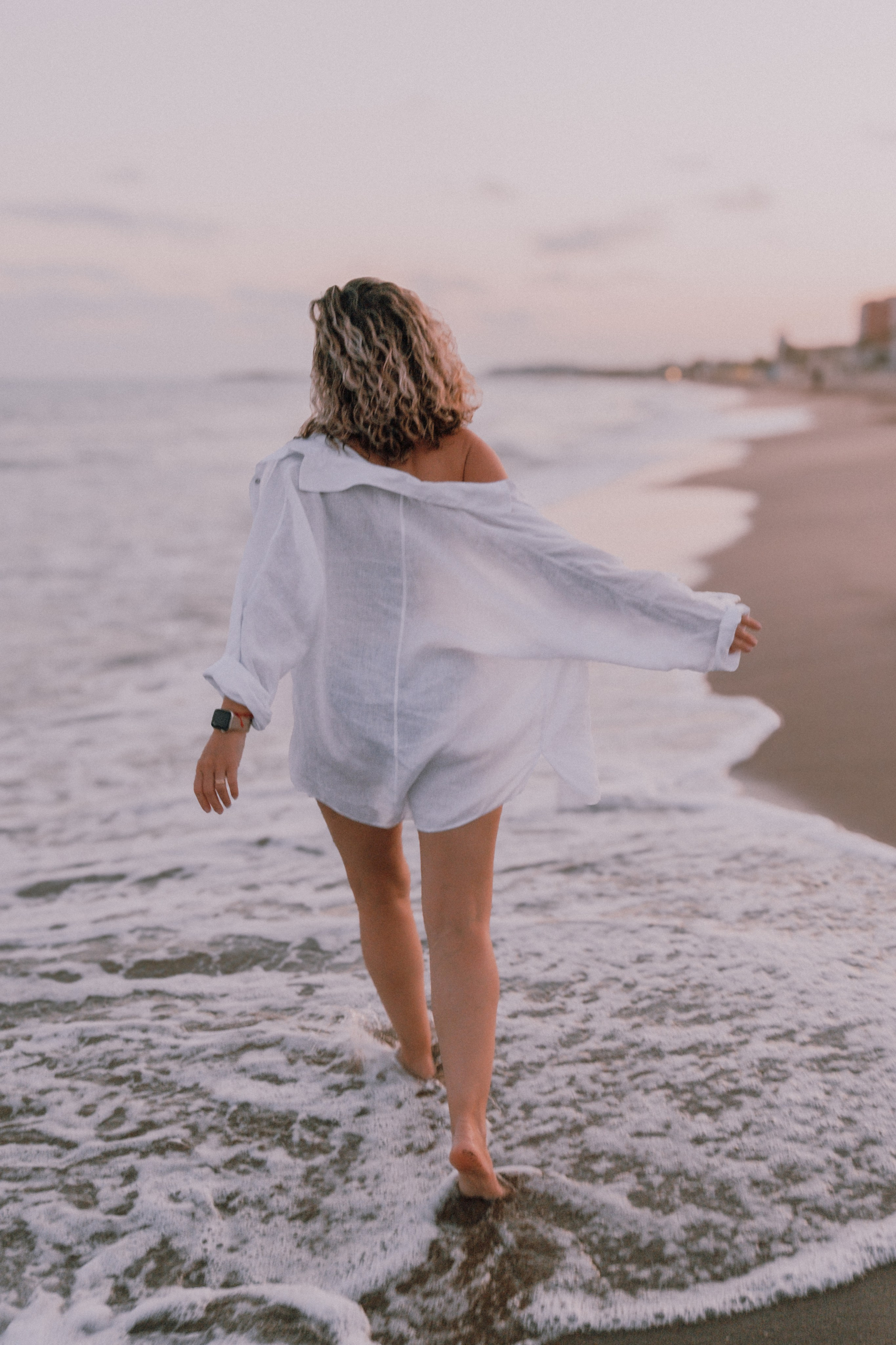 Sesión de amigas en la playa. Fotografía profesional en Calafell - Elena Medvedeva