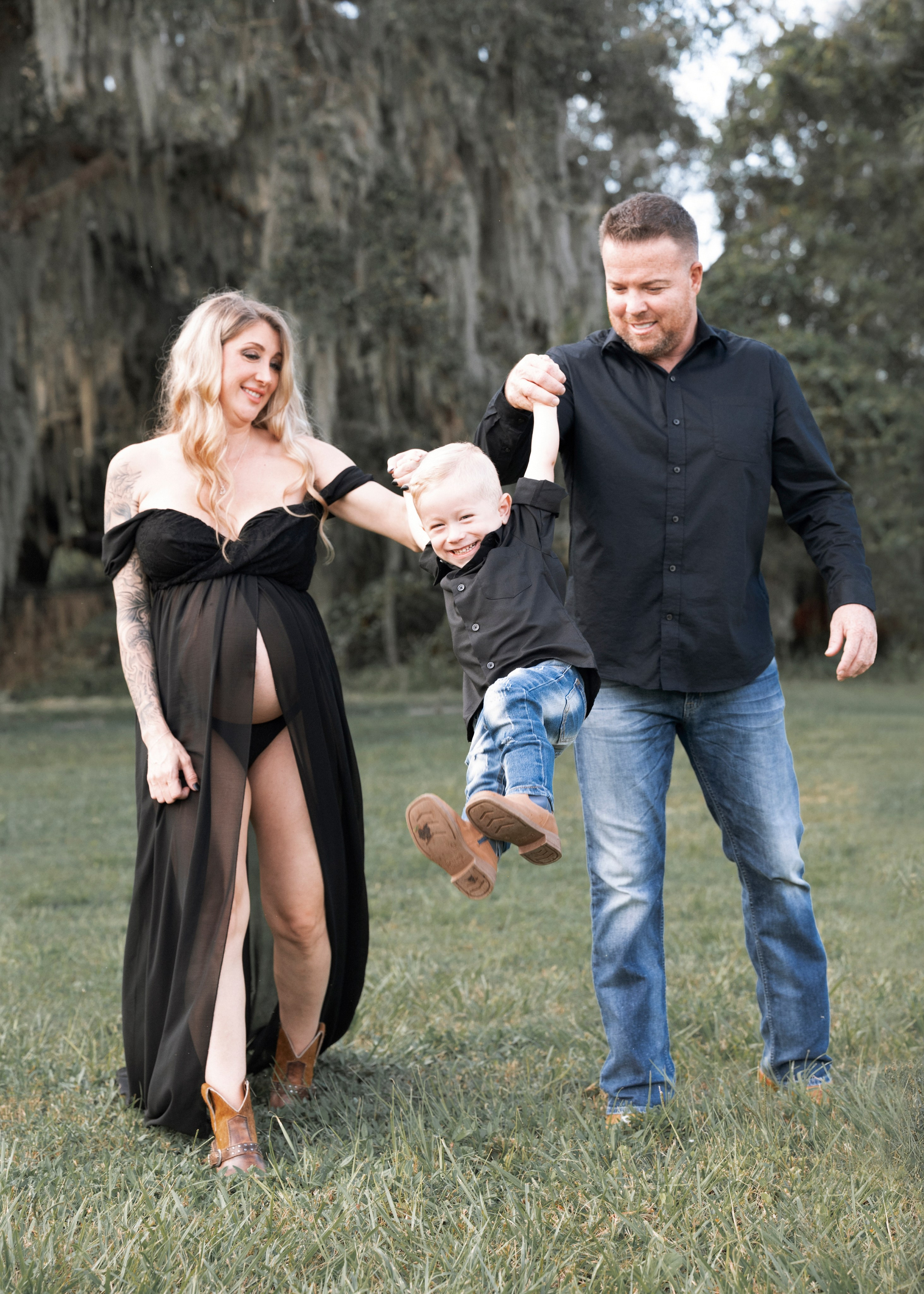 Maternity session outside. Portrait, kids and family photographer in Wesley Chapel Alina Alice Osipova