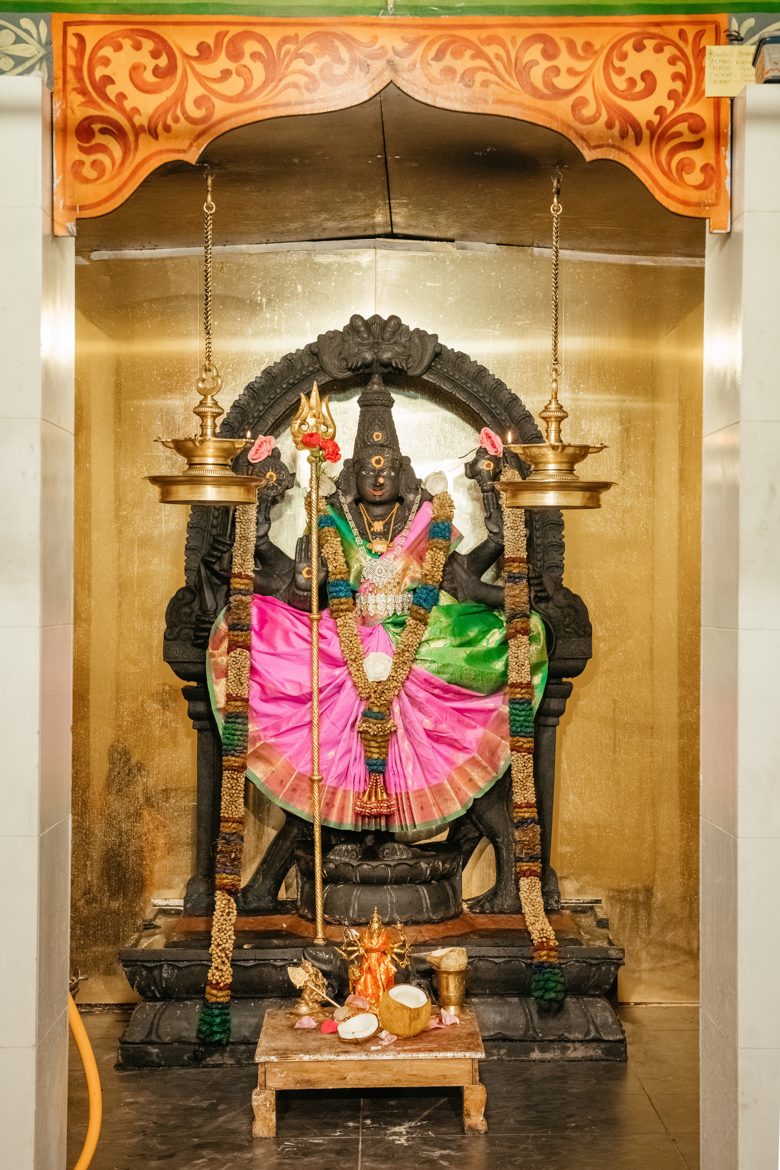 VIJETHA & BJÖRN Indian temple in Dürnten, Switzerland. I am Elena Altendorfer. Wedding photographer in Zurich and Switzerland