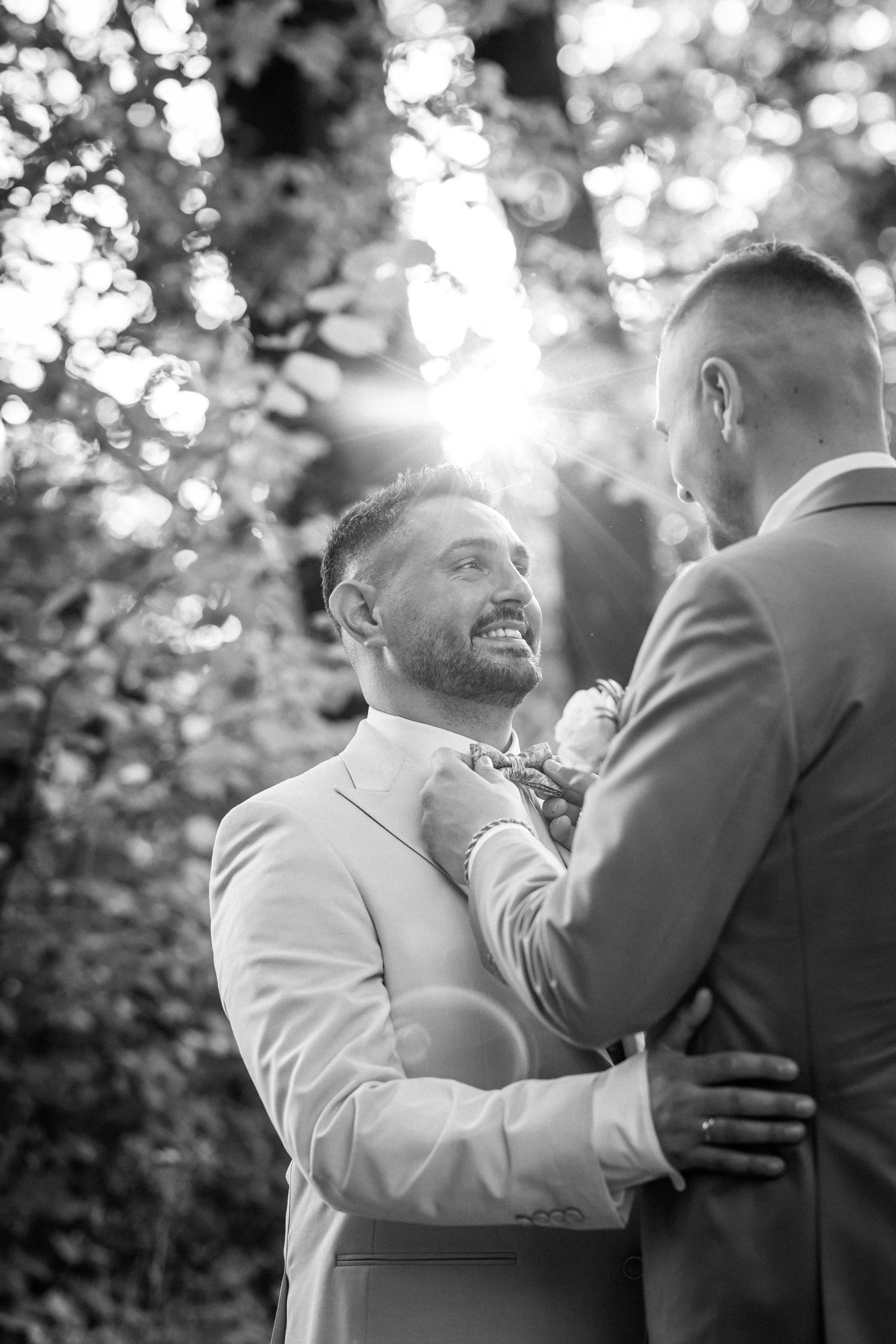 Brautpaar umarmt sich im Gegenlicht, Schwarzweiß