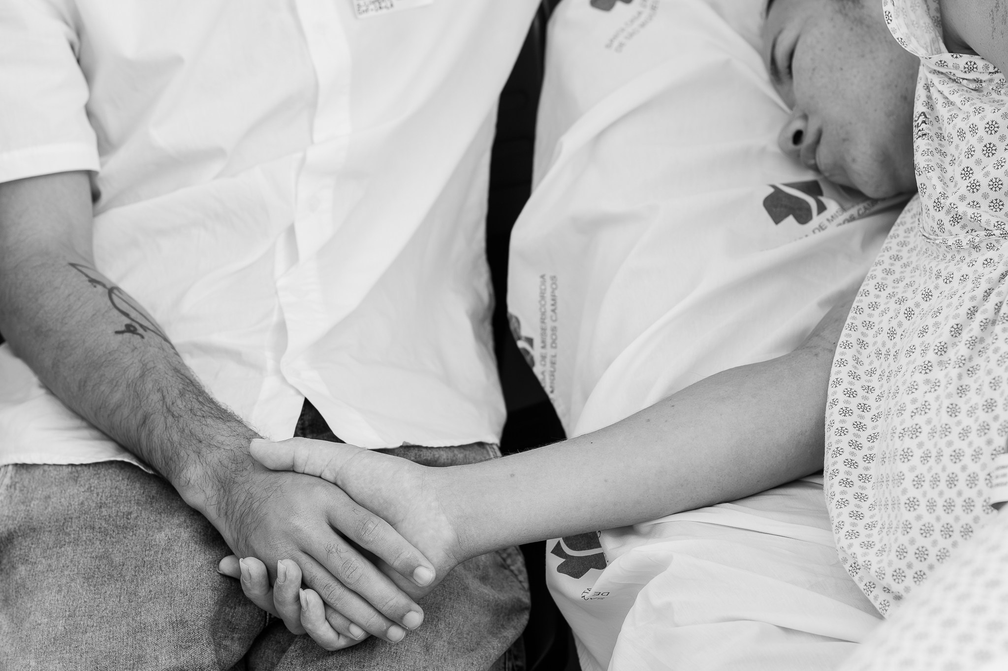 amor-incondicional-mae-e-filho-contato-pele-a-pele-pos-parto=mae-segurando-mao-acompanhante-cesarea-momento-emocionante