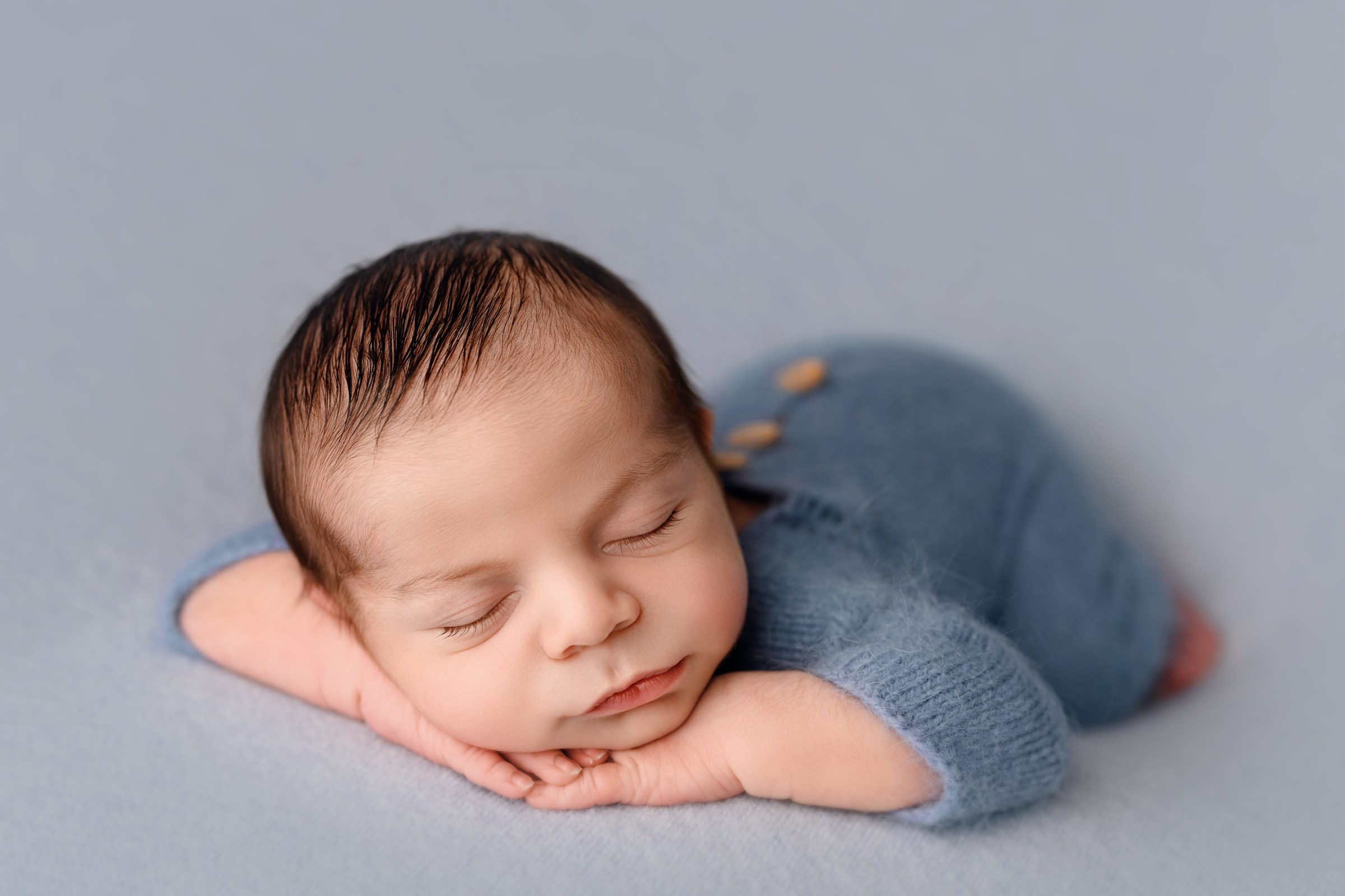 Berührendes Porträt eines Neugeborenen