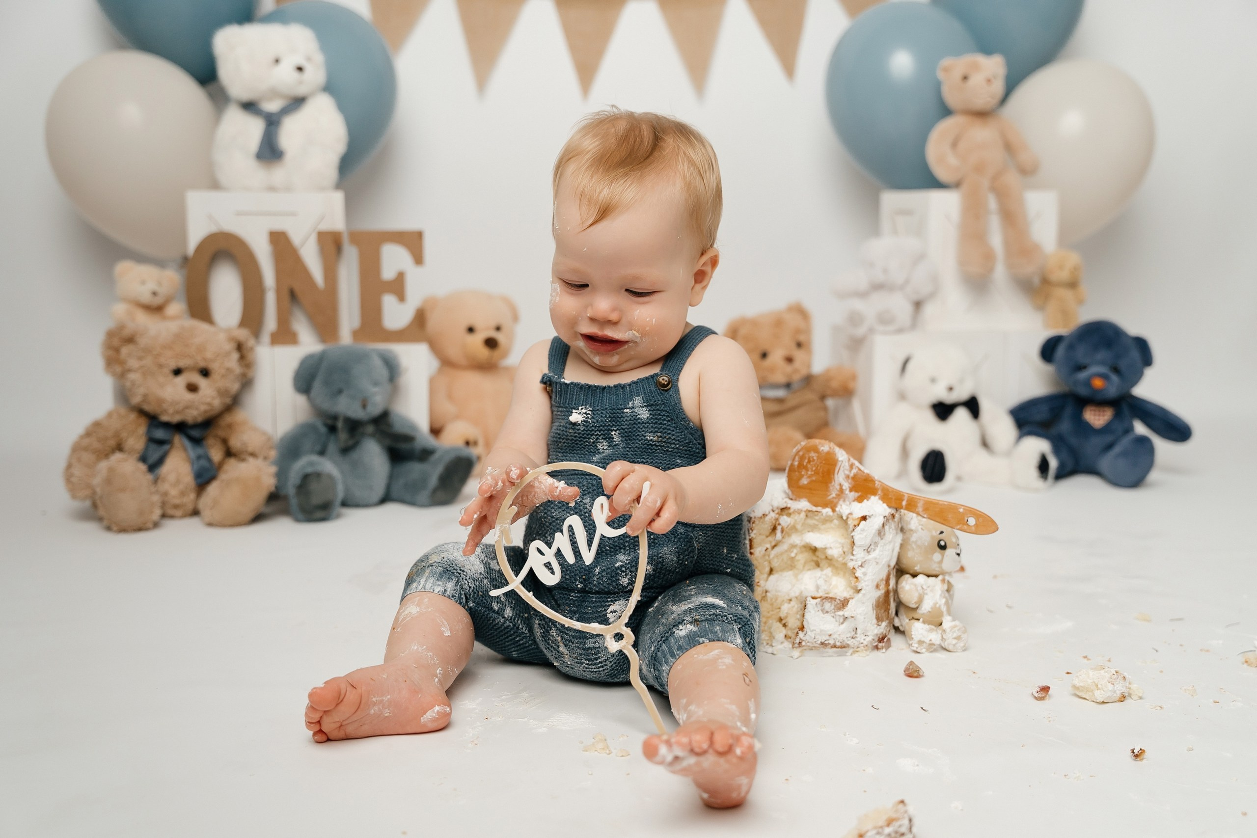 First birthday cake smash session. Newborn and family photographer. Hills District. Sydney