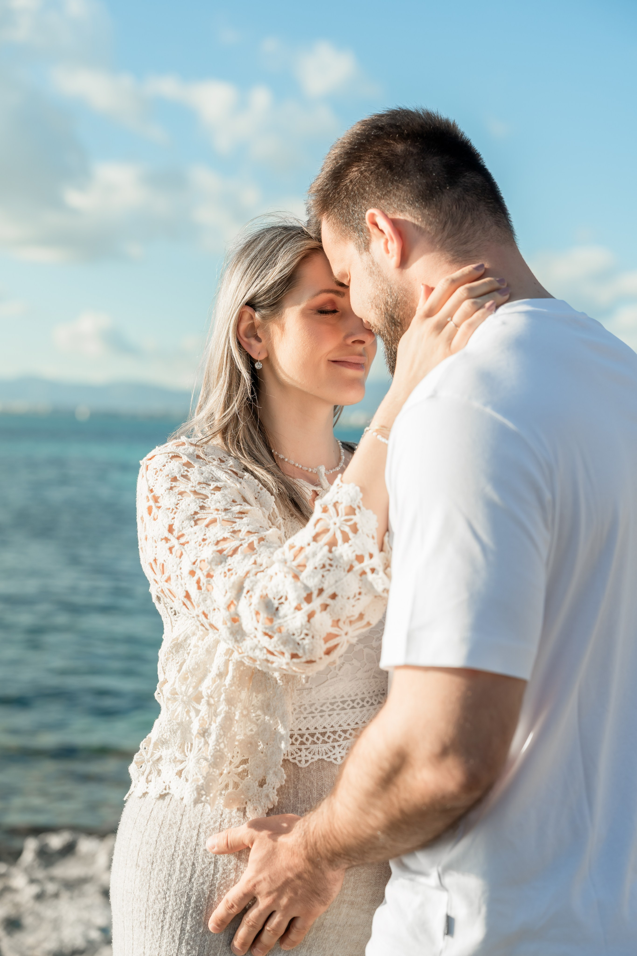 Schwangerschaftsshooting am Meer. Deine Fotografin auf Mallorca für Familien und Business