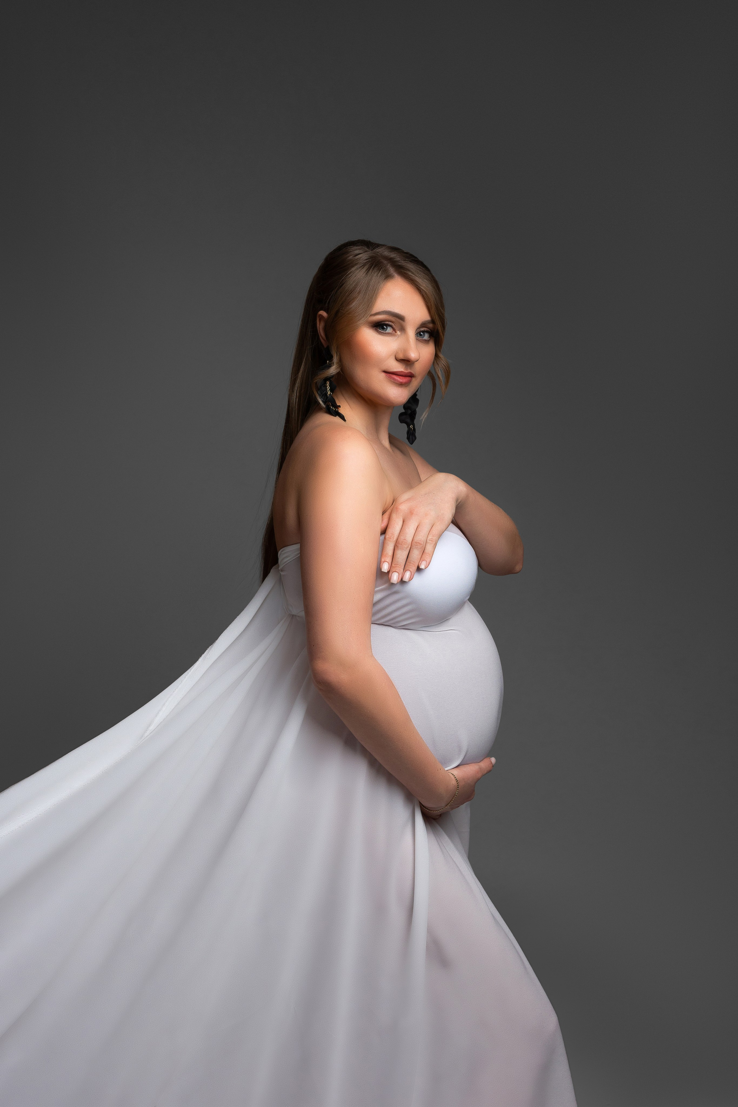 Studiofotografie, Schwangerschaft, Schwangerschaftsshooting, Fotoshooting Babybauch, Babybauchshooting, Osnabrück, Porträt, minimalistisch, schwarz-weiß, Osnabrueck, Fotograf Osnabrück, Fotografin Osnabrück