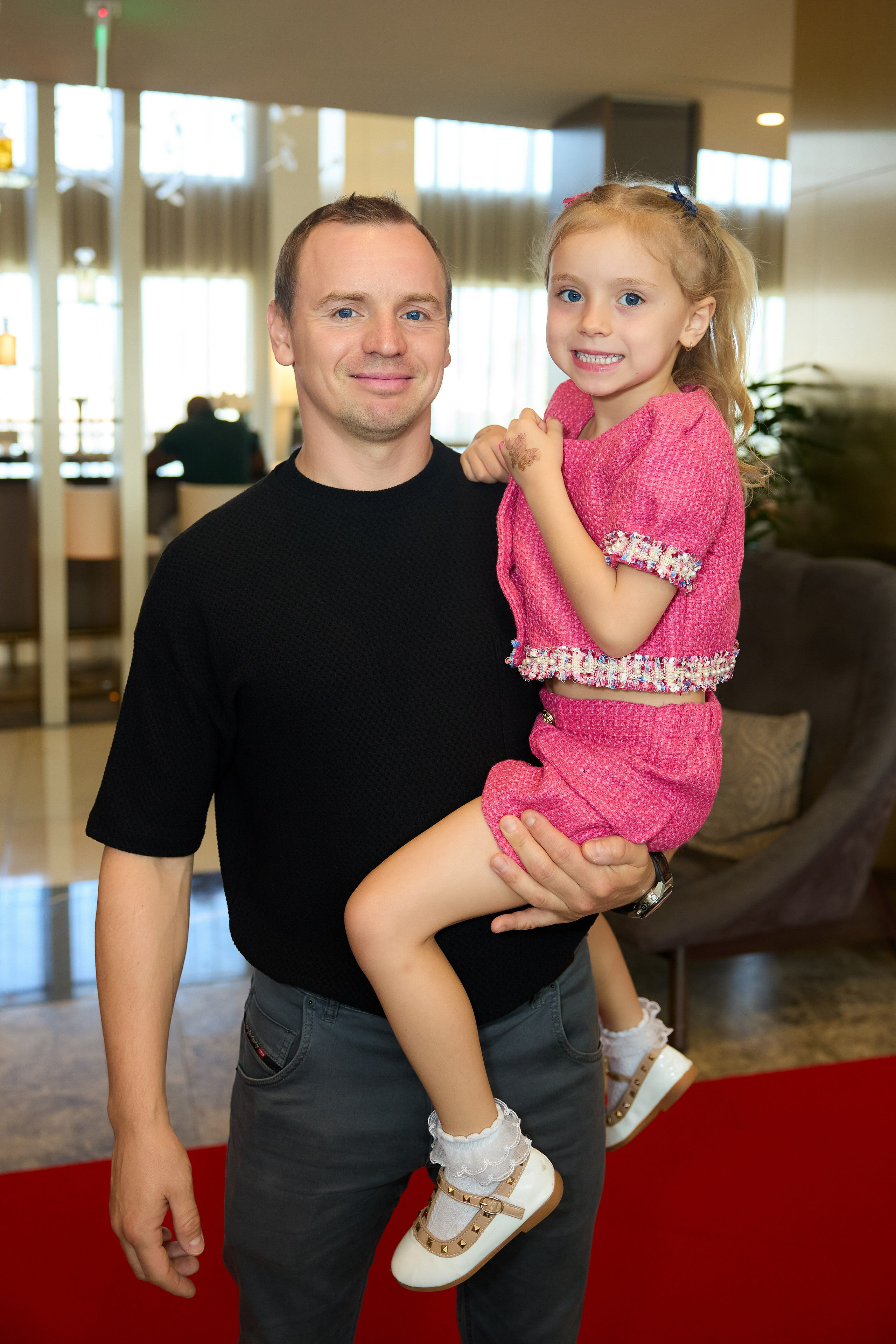 Авторская благотворительная художественная выставка Дианы Бортник. Фотограф Юлия Маковеева