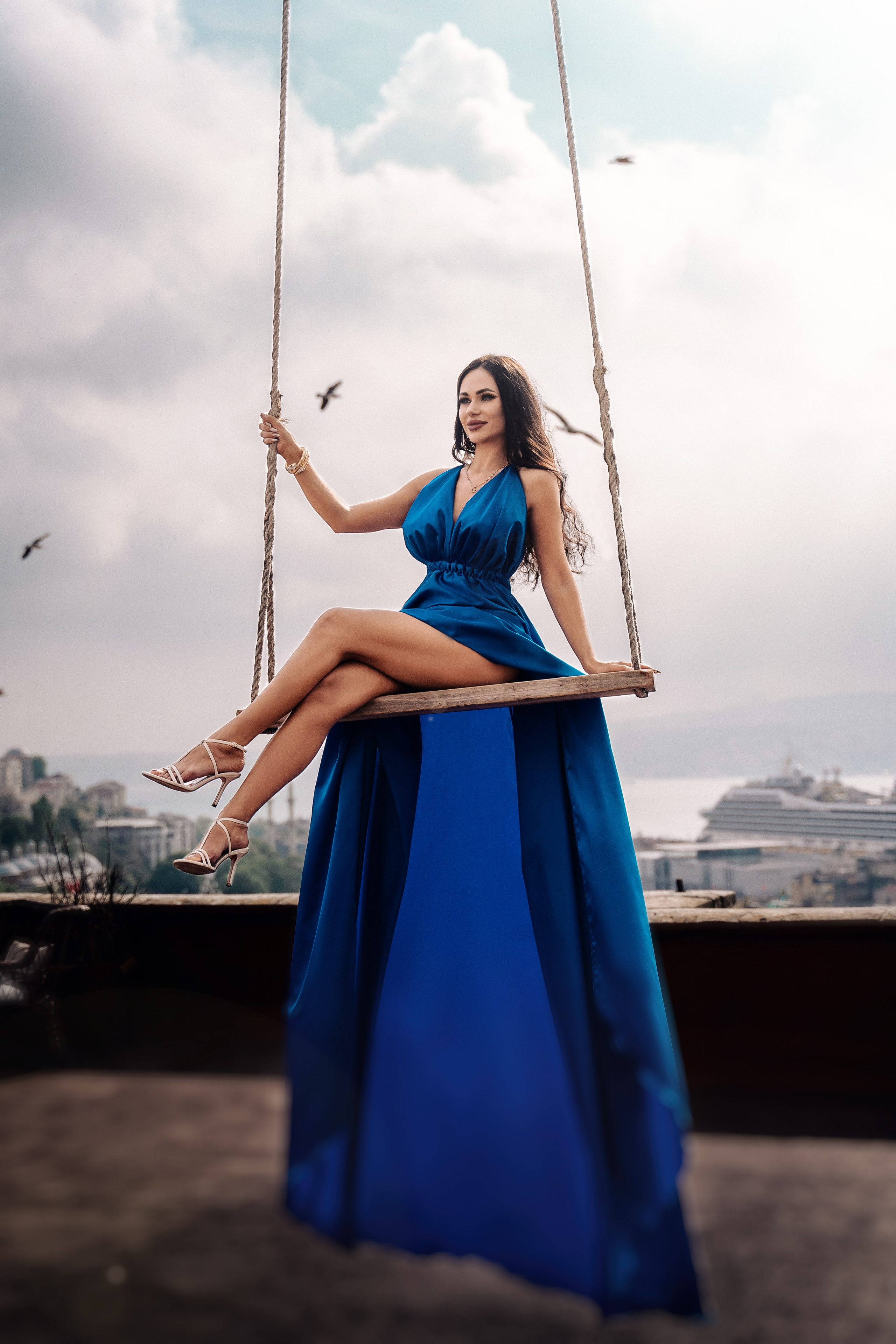 Фотосессии в дизайнерских нарядах в Стамбуле. Wedding, family and lifestyle photographer Anatoly. Photo sessions on rooftops with seagulls. Istanbul