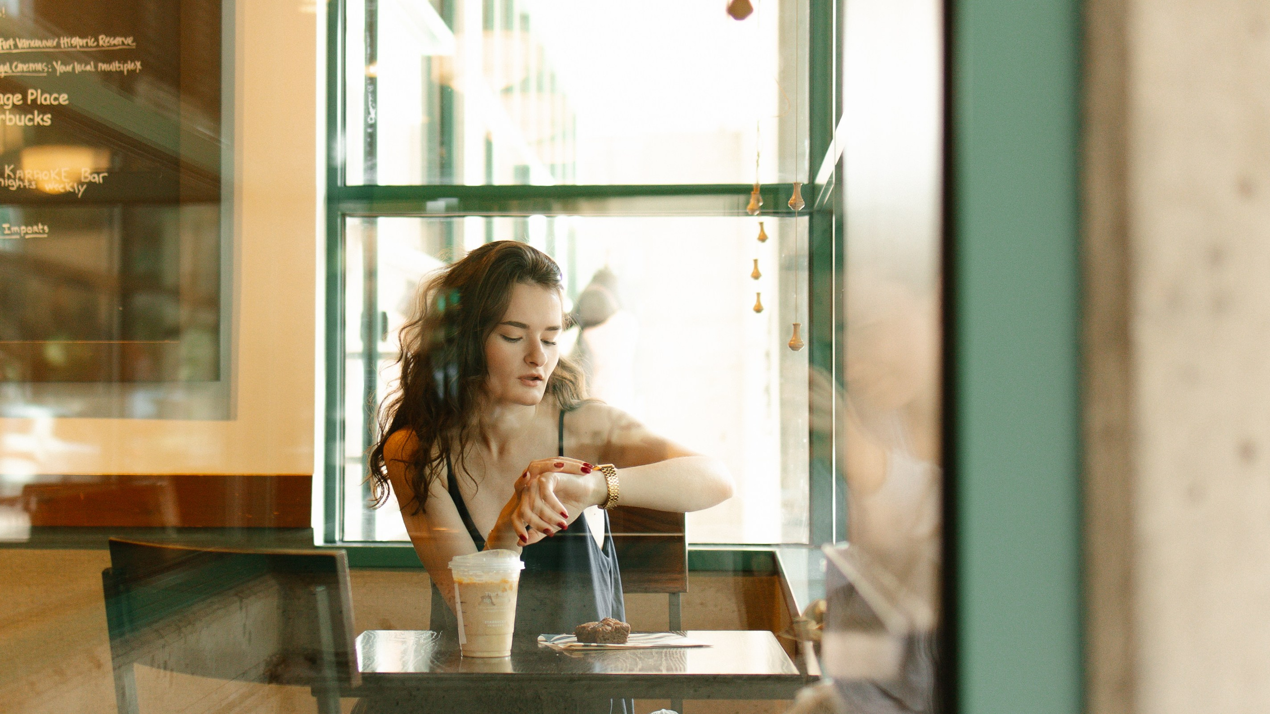 In the Quiet of City Chaos. Family photographer Oregon — Washington