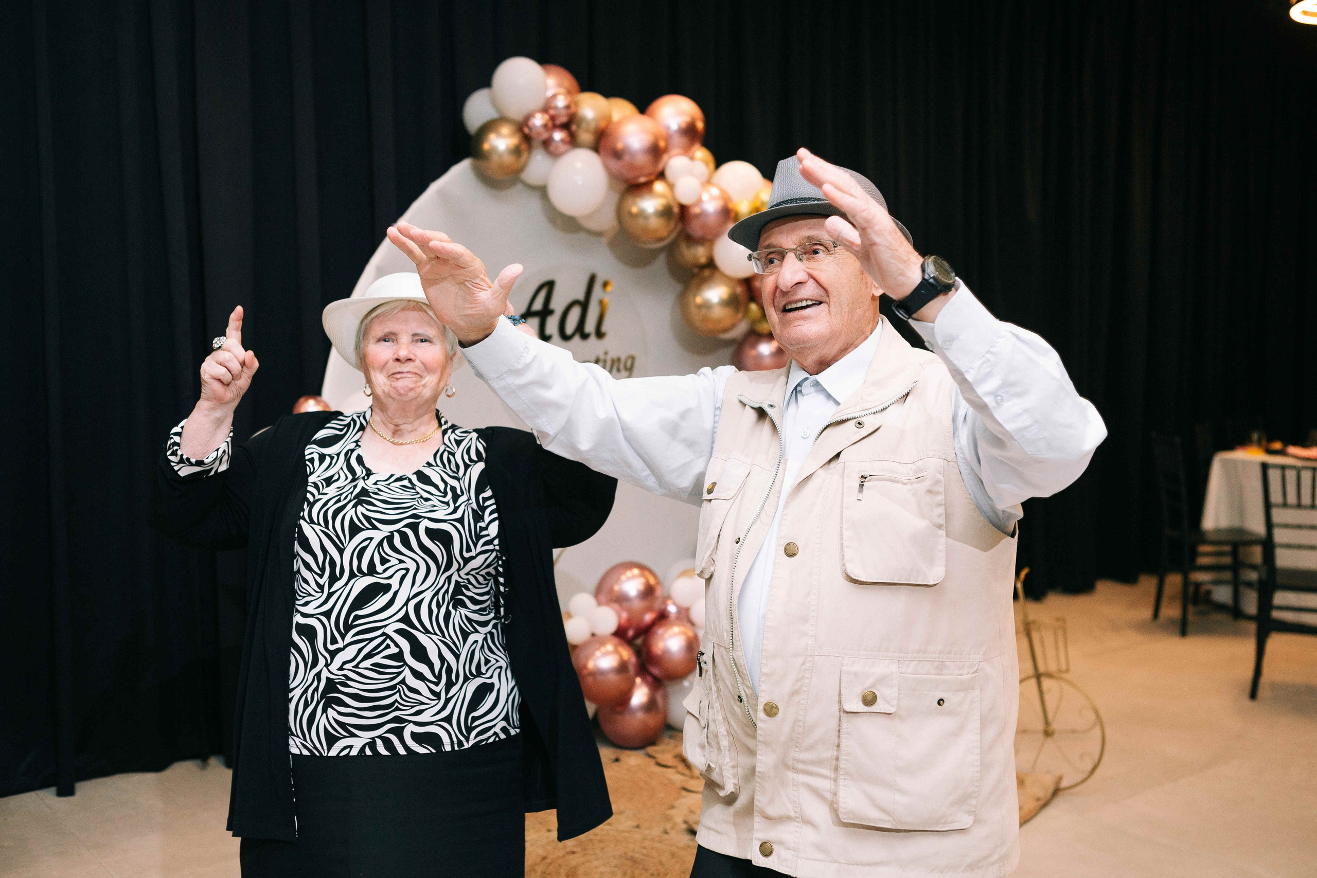 PARTY WITH FRIENDS. Https://shi-photo.com/