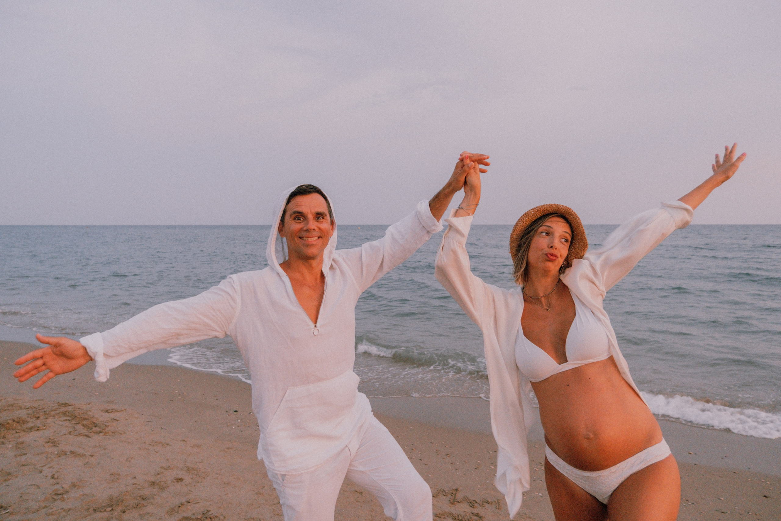 Sesión embarazo en la playa. Fotografía profesional en Calafell - Elena Medvedeva