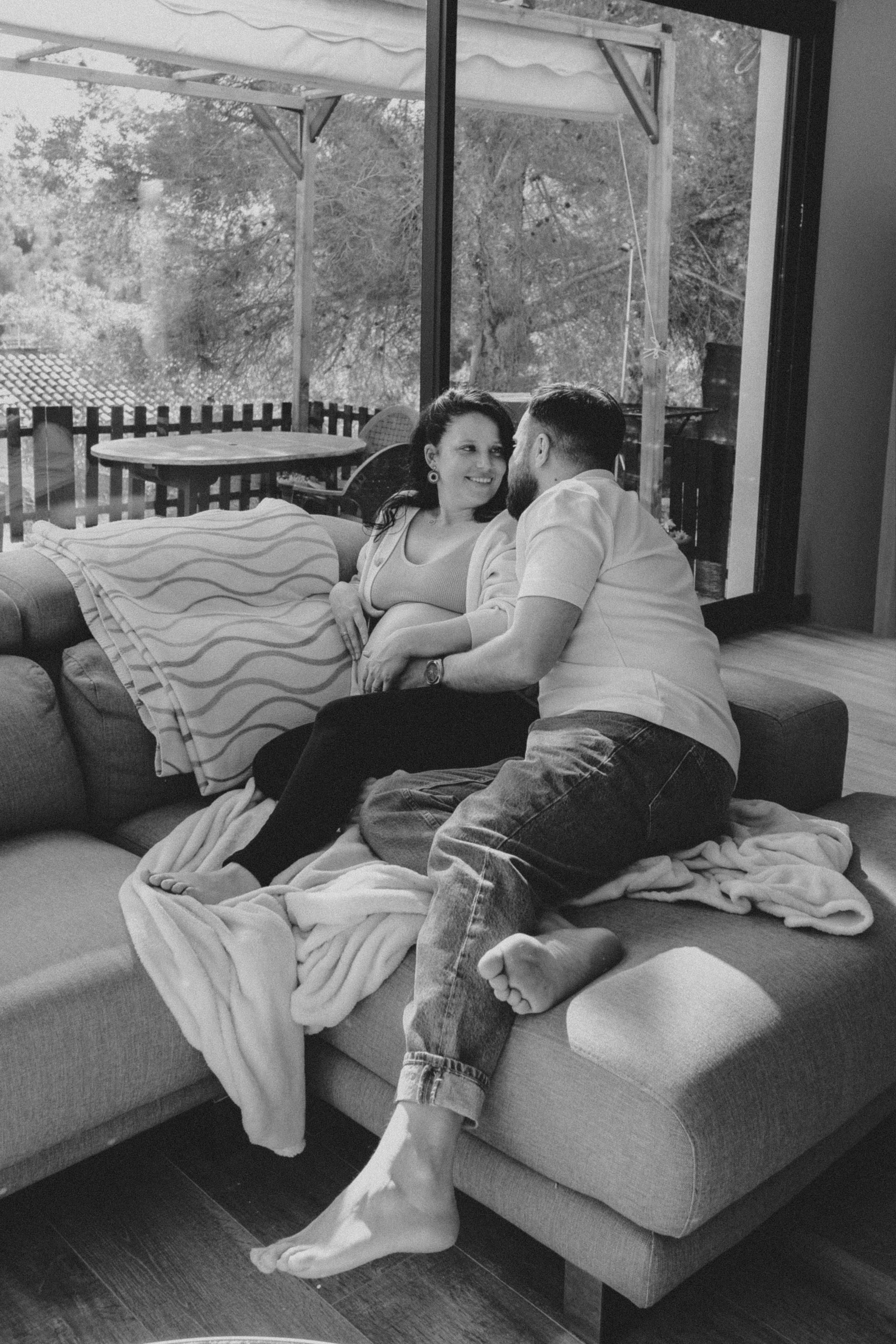 Sesión familiar embarazo. Fotografía profesional en Calafell - Elena Medvedeva