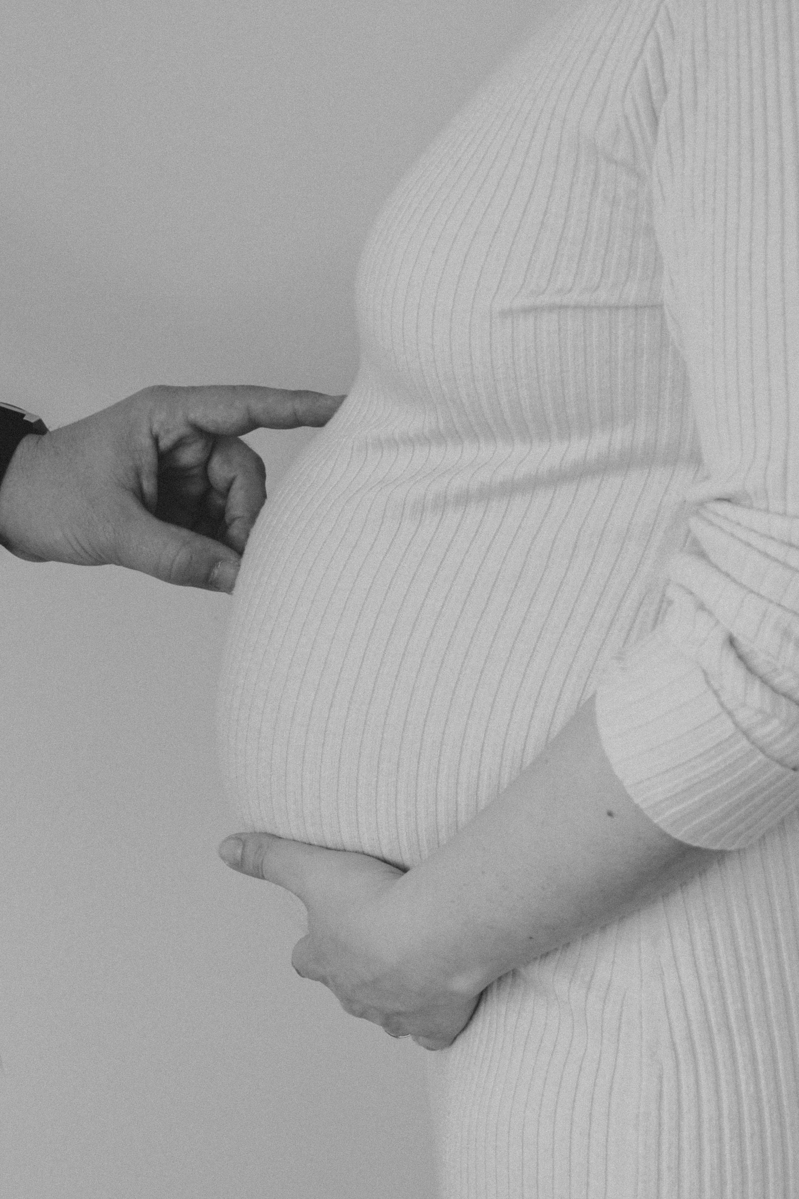 Sesión familiar embarazo. Fotografía profesional en Calafell - Elena Medvedeva