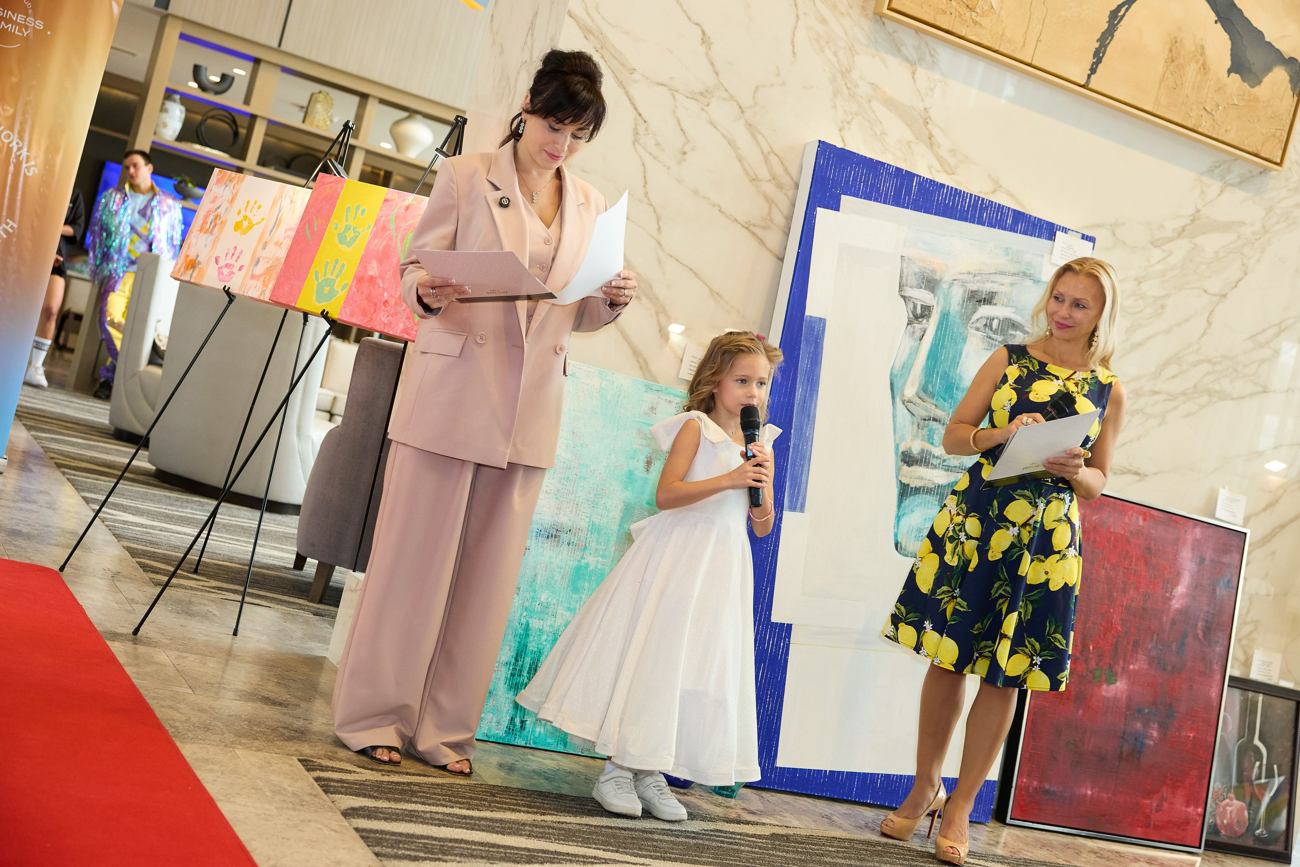 Авторская благотворительная художественная выставка Дианы Бортник. Фотограф Юлия Маковеева