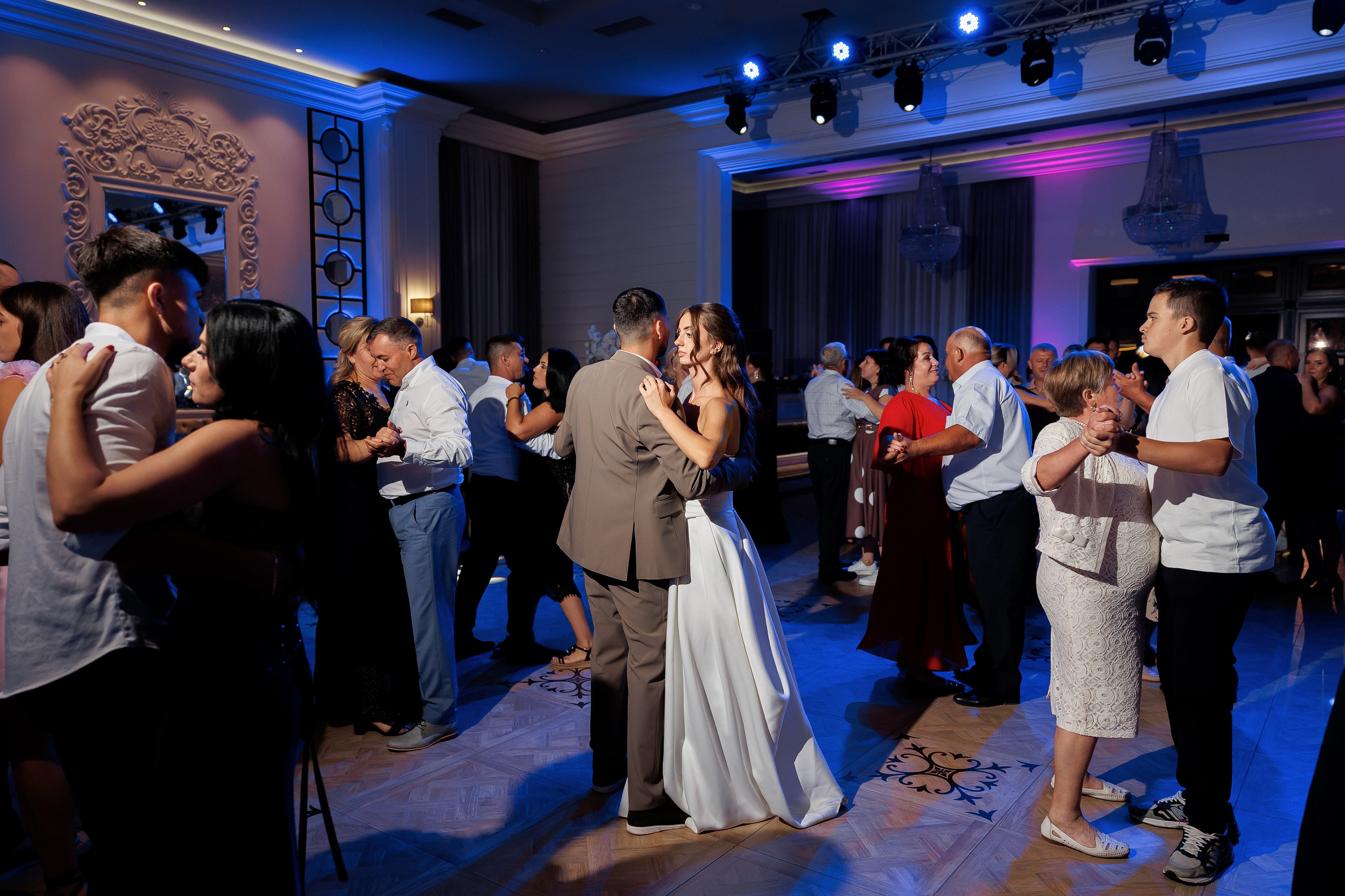 Eugen & Livia — Grand Elysee — Wedding Day. Servicii Foto și Video 067188353